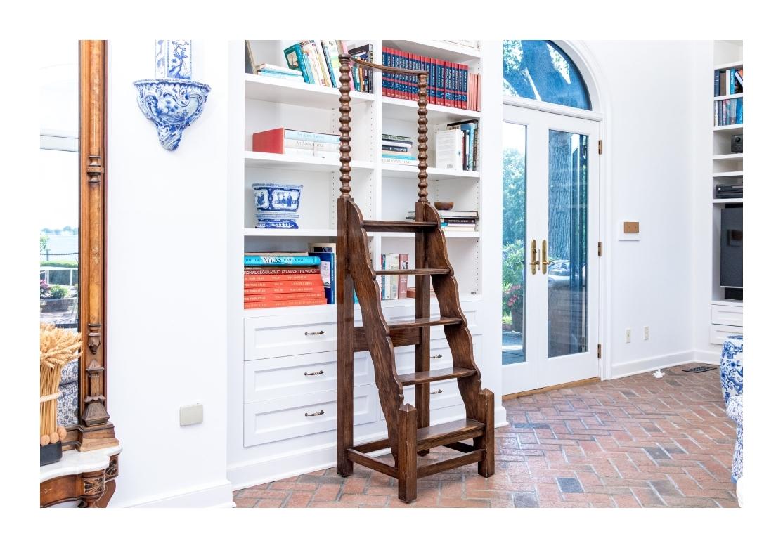 Satz geklöppelter Bibliothekstreppen aus Eiche im Angebot 4