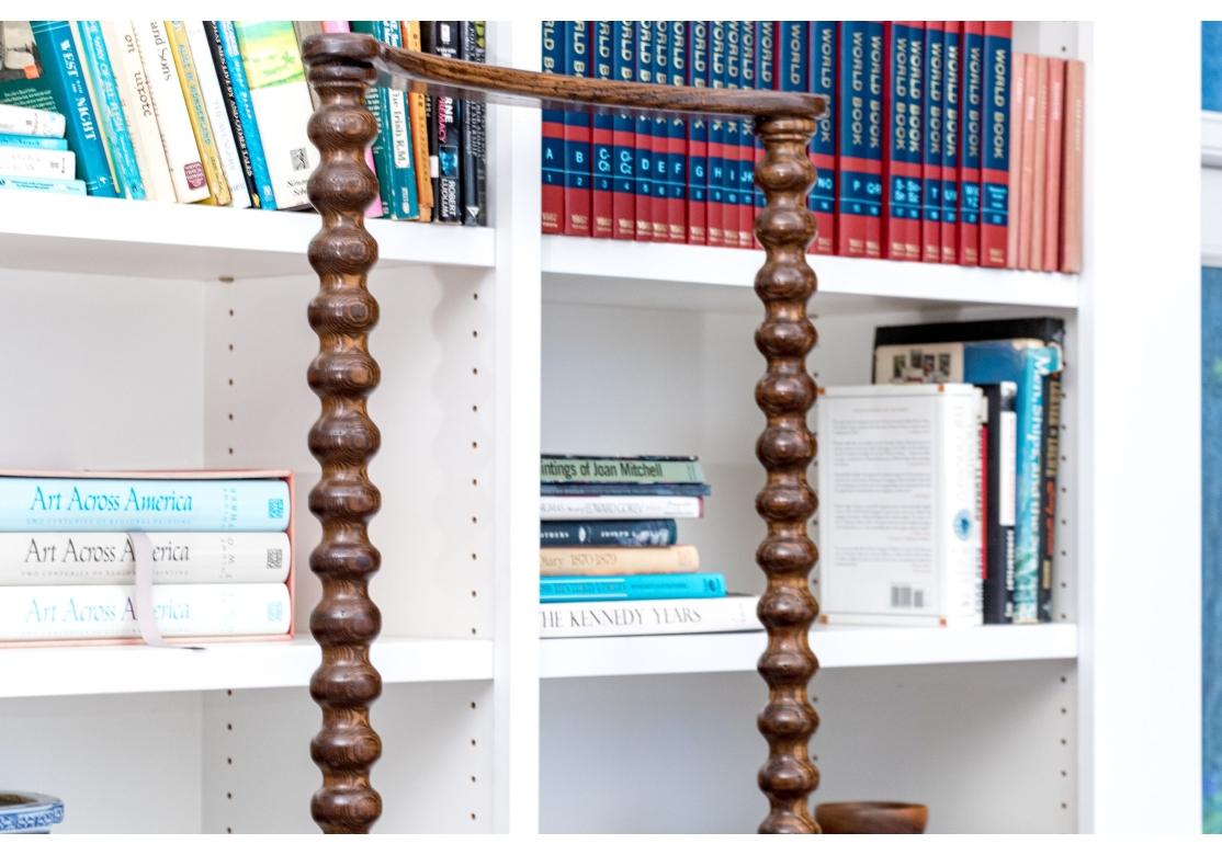 Satz geklöppelter Bibliothekstreppen aus Eiche (Gebeizt) im Angebot