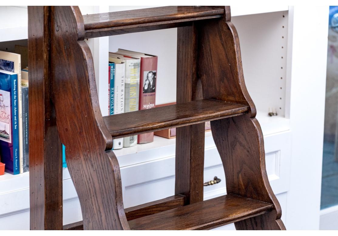 Satz geklöppelter Bibliothekstreppen aus Eiche (Eichenholz) im Angebot