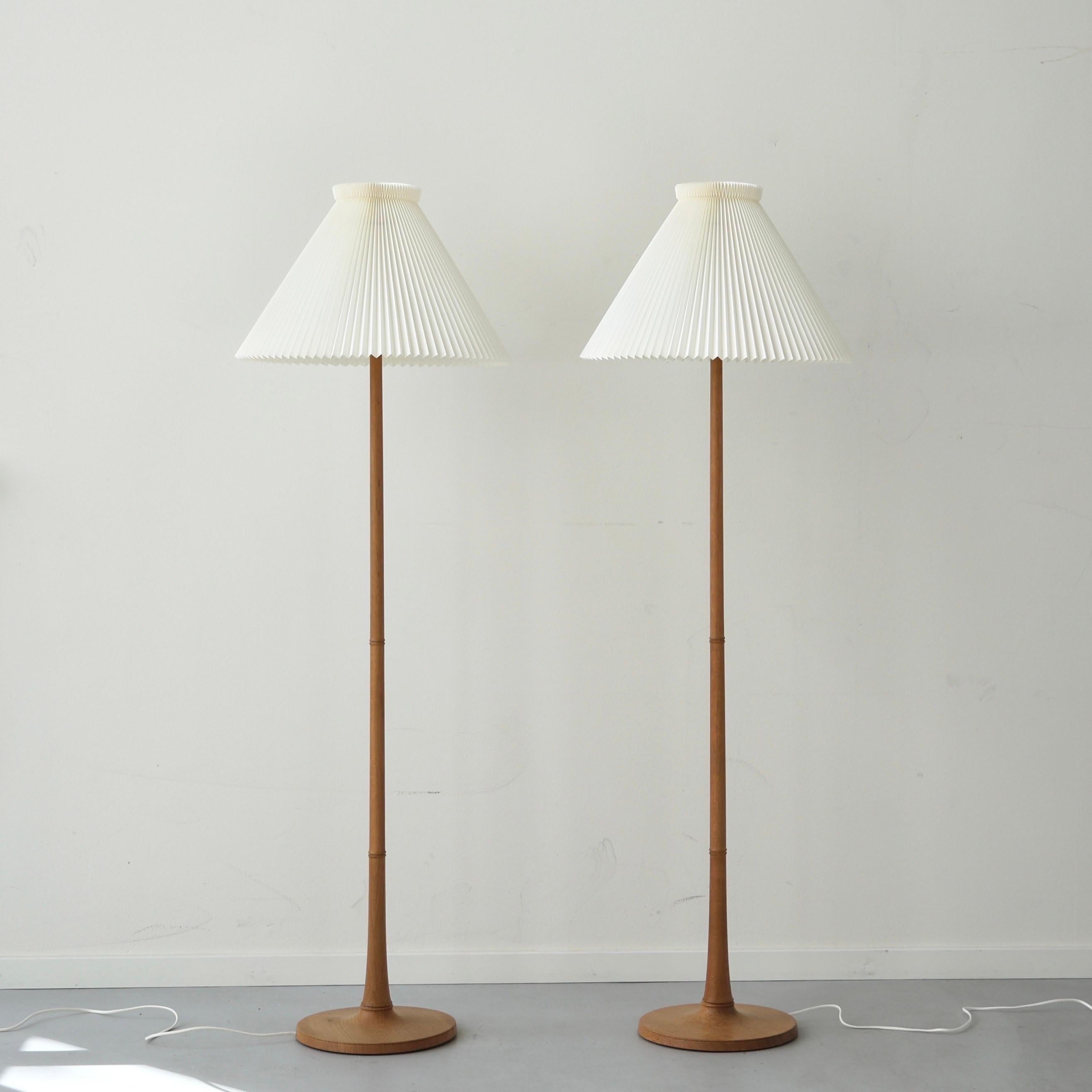 Moderne Ensemble de lampadaires en Oak Wood par Esben Klint pour Le Klint, années 1970, Danemark en vente