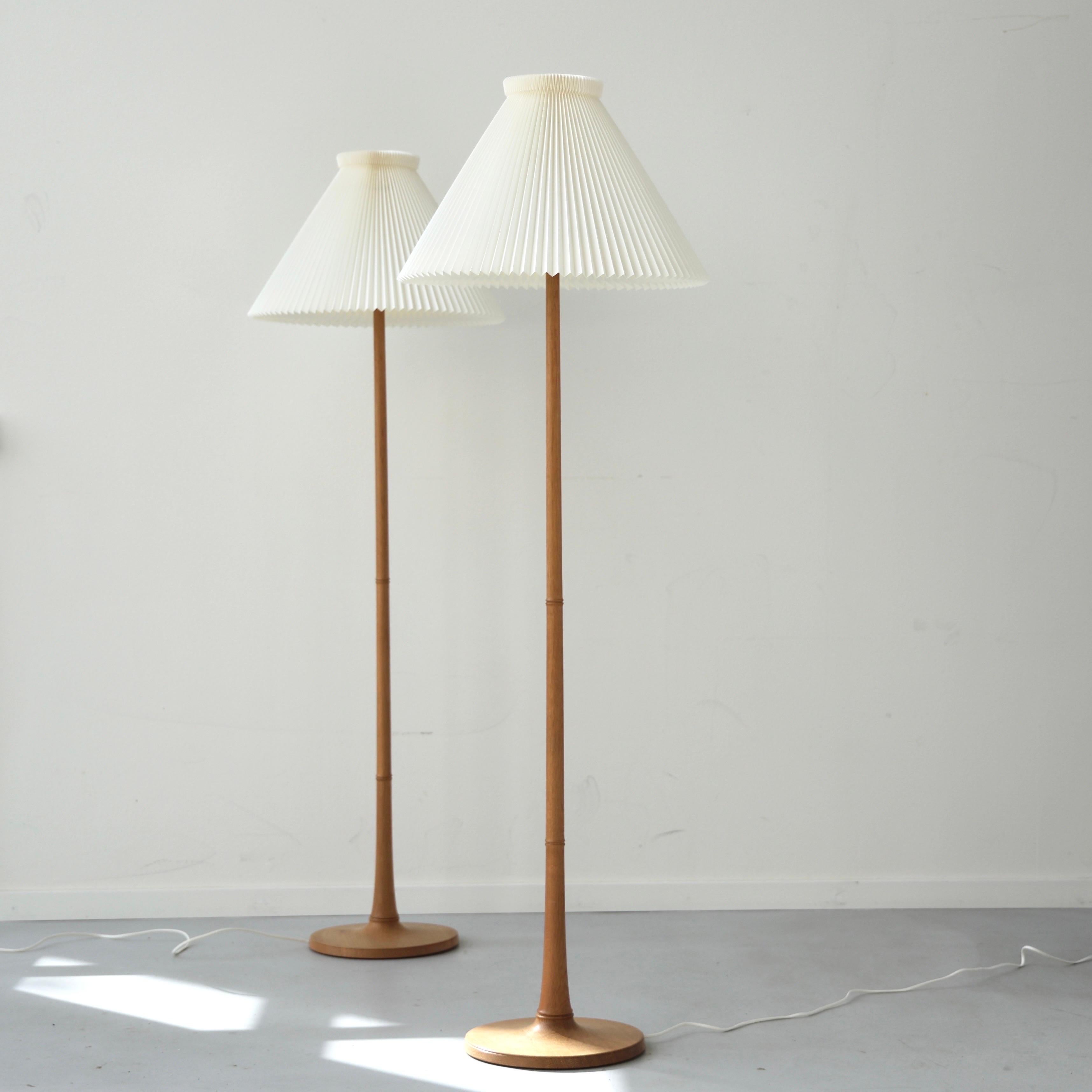Ensemble de lampadaires en Oak Wood par Esben Klint pour Le Klint, années 1970, Danemark Bon état - En vente à Værløse, DK