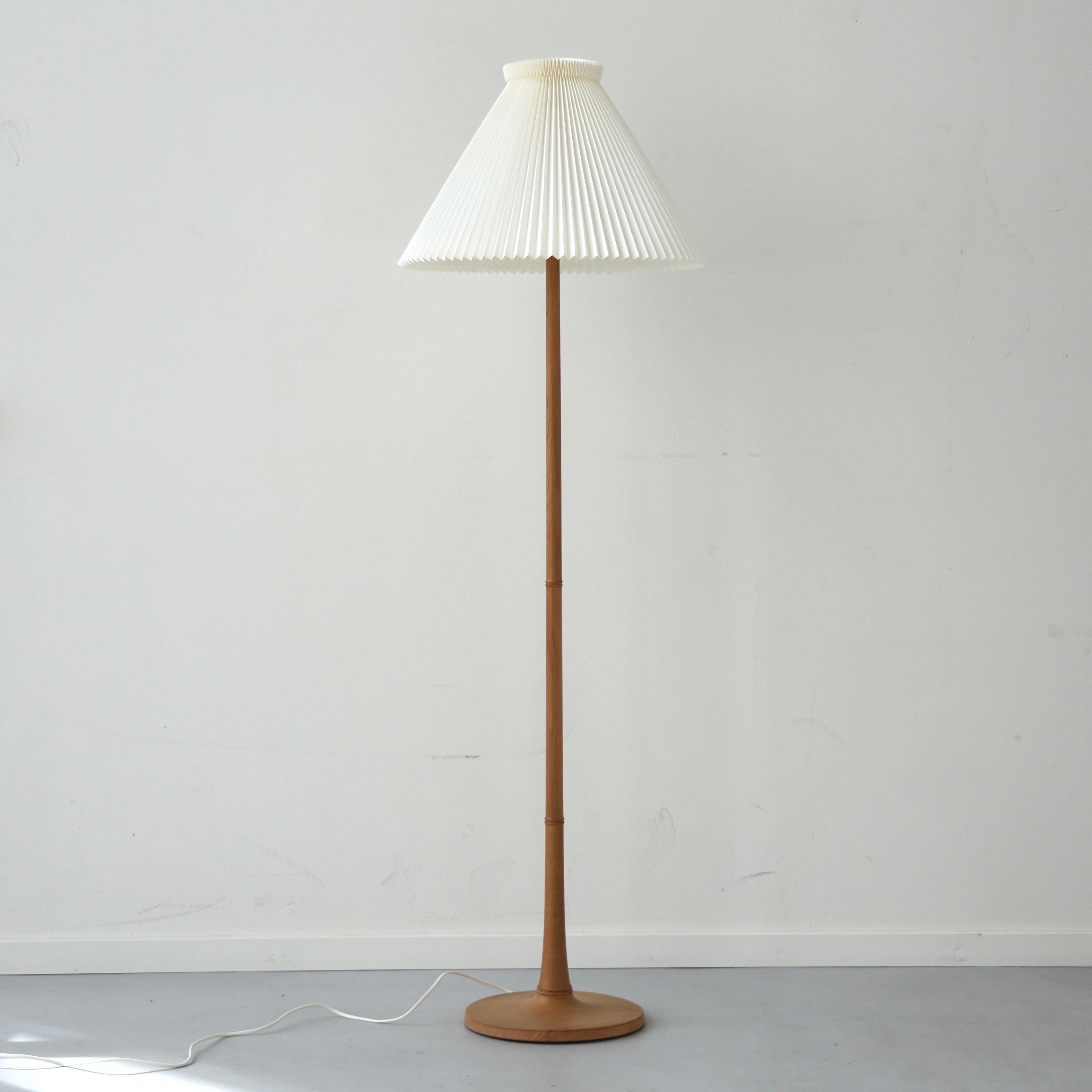Plastique Ensemble de lampadaires en Oak Wood par Esben Klint pour Le Klint, années 1970, Danemark en vente