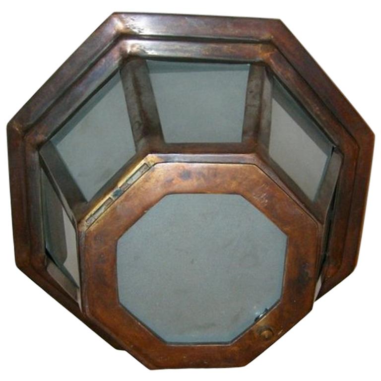 Conjunto de ocho luminarias italianas de bronce de la década de 1940 con luces interiores con pátina original e inserciones de cristal esmerilado. Se venden por unidades.

Medidas:
Altura 5
Diámetro:  12