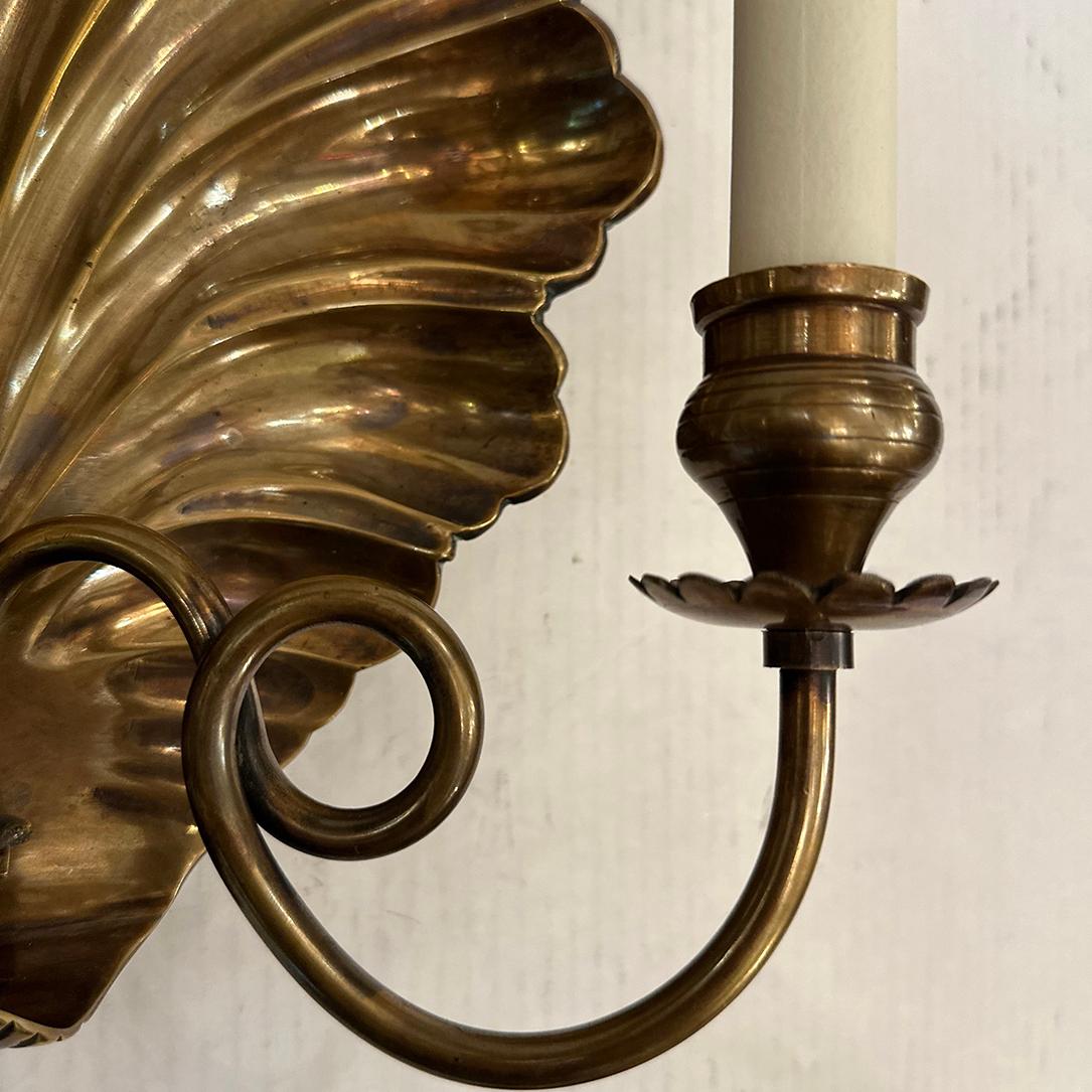 Un set di 4 applique a conchiglia a tre luci in bronzo patinato inglese degli anni '40 circa. Venduto al paio.

Misure
Altezza: 15″
Larghezza: 12″
Profondità: 8,5