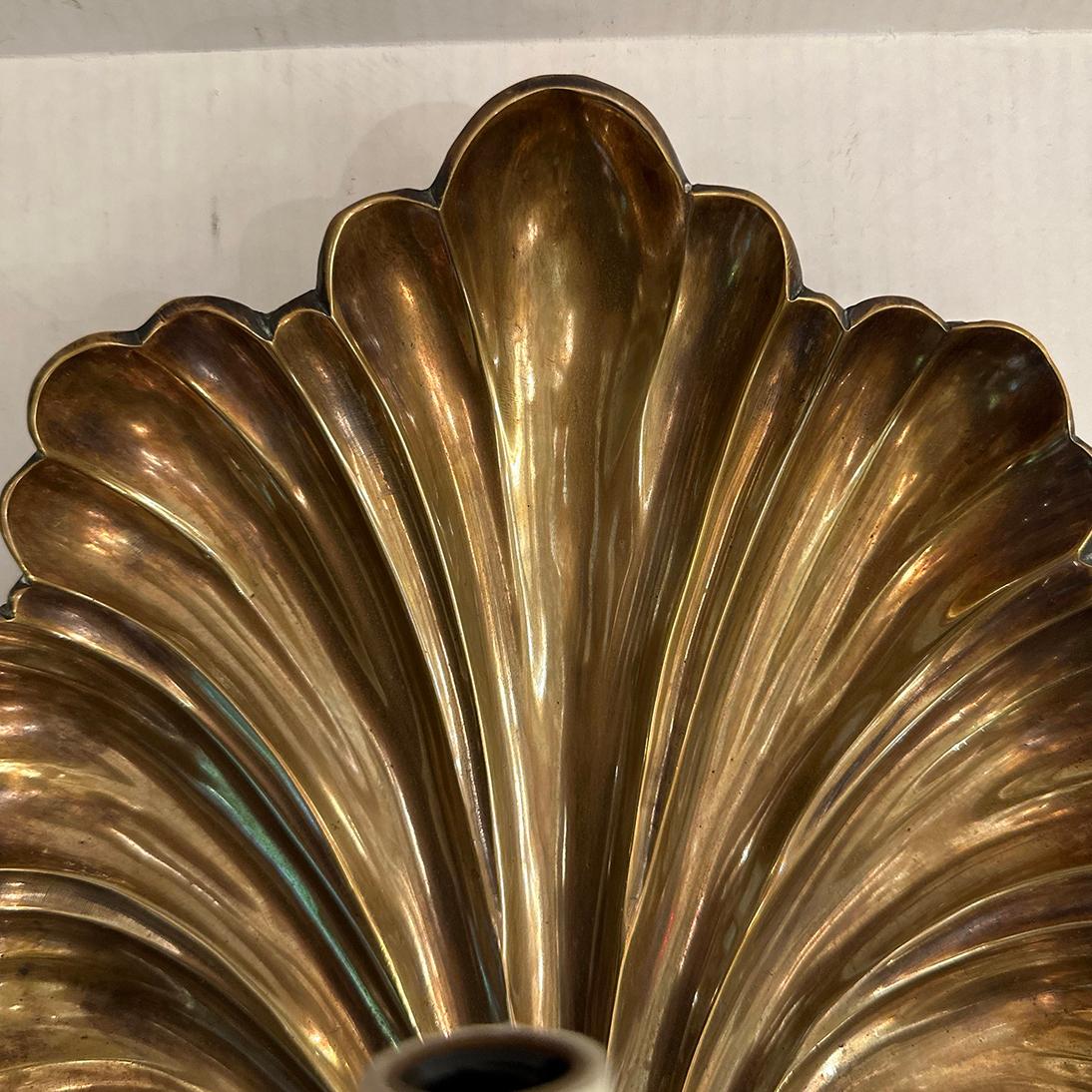 Inglese Set di grandi lampade a conchiglia in bronzo, vendute a coppia in vendita