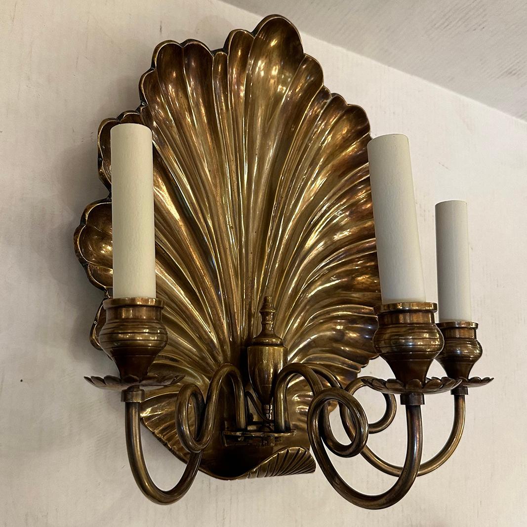 Patinato Set di grandi lampade a conchiglia in bronzo, vendute a coppia in vendita
