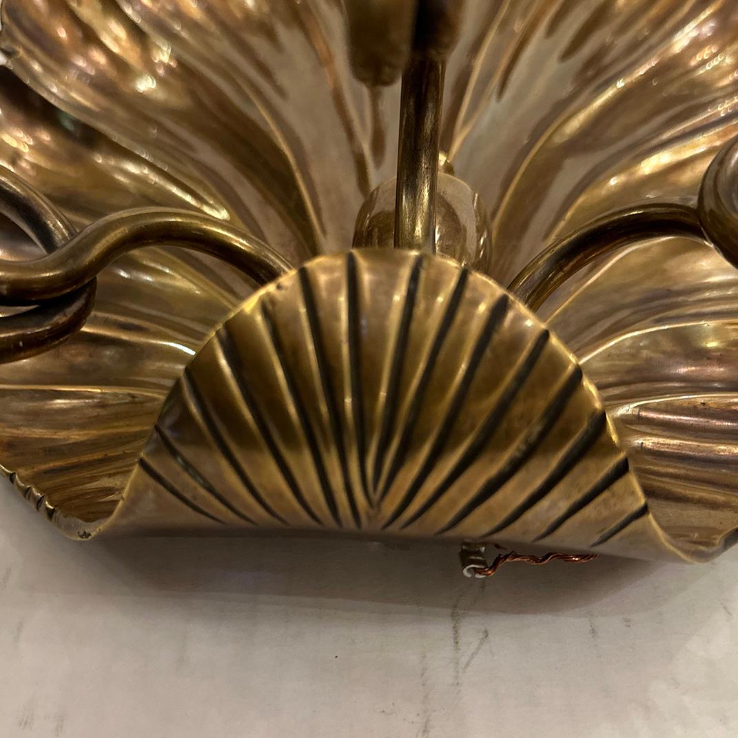 Set di grandi lampade a conchiglia in bronzo, vendute a coppia In condizioni buone in vendita a New York, NY