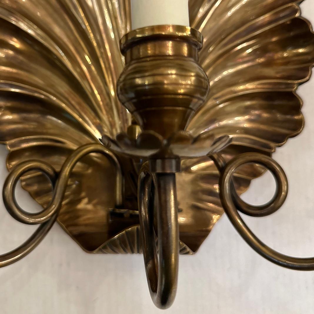 Metà XX secolo Set di grandi lampade a conchiglia in bronzo, vendute a coppia in vendita