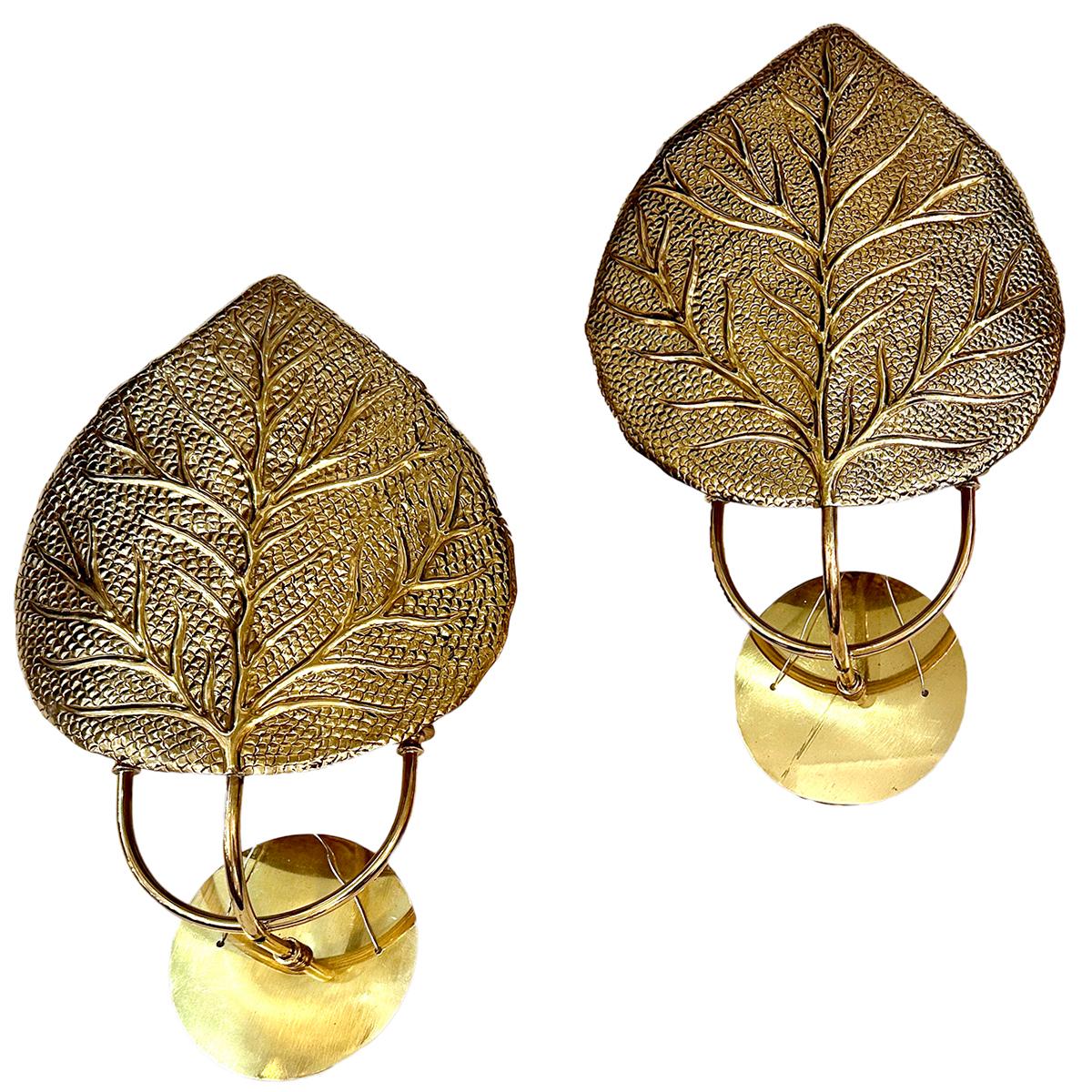 Set di sei appliques in ottone repoussé degli anni '60 a due luci. Venduto al paio.

Misure:
Altezza: 17
