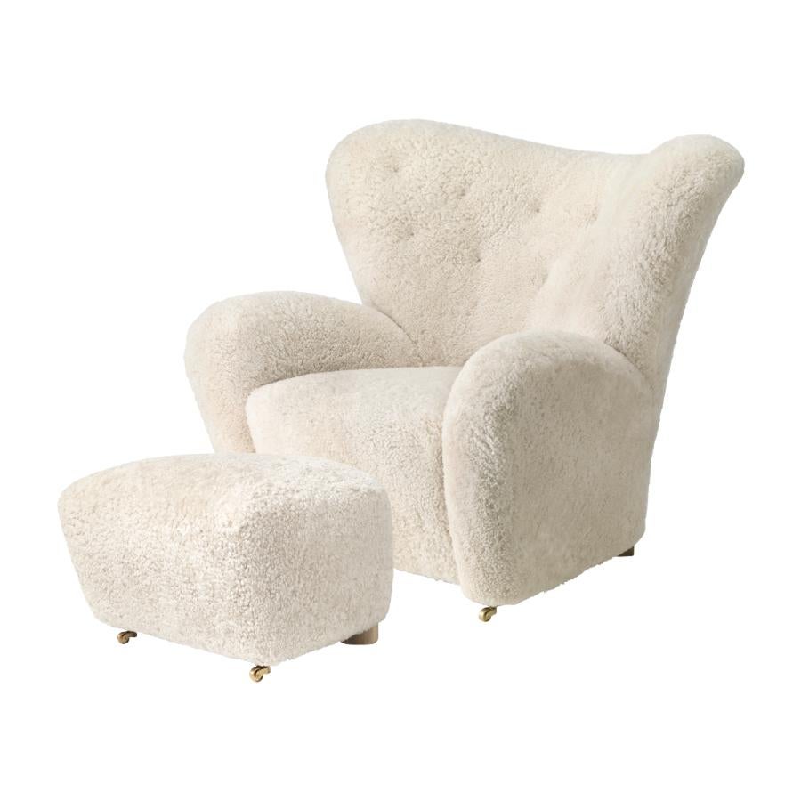 Ensemble de chaise longue et pouf en peau de mouton blanche pour homme fatigué par Lassen.
Dimensions : L 102 x P 87 x H 88 cm / L 41 x P 51 x H 38 cm
Matériaux : Peau de mouton

Flemming Lassen a conçu le fauteuil rembourré, The Tired Man, pour le