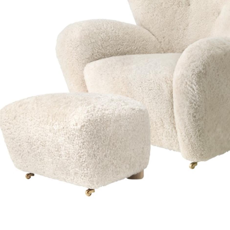 Moderne Ensemble de chaise longue et repose-pieds en peau de mouton blanc cassé The Tired Man de Lassen en vente