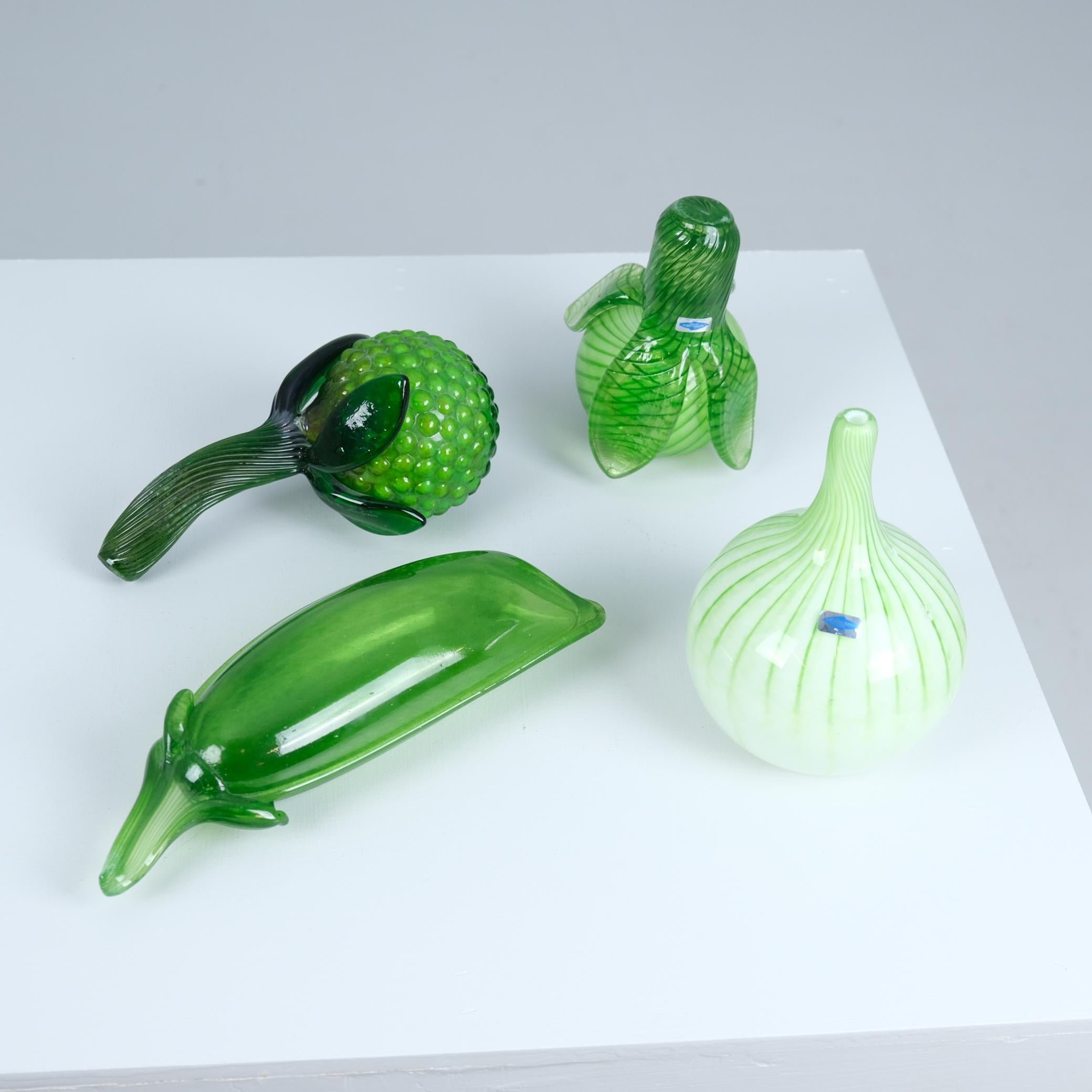 A beautiful set of Oiva Toikka limited series and numbered vegetables glass sculptures. The set includes an onion, sugar pee, and two versions of broccoli. All sculptures are in a good condition and signed. Three in the set are also numbered x/1000