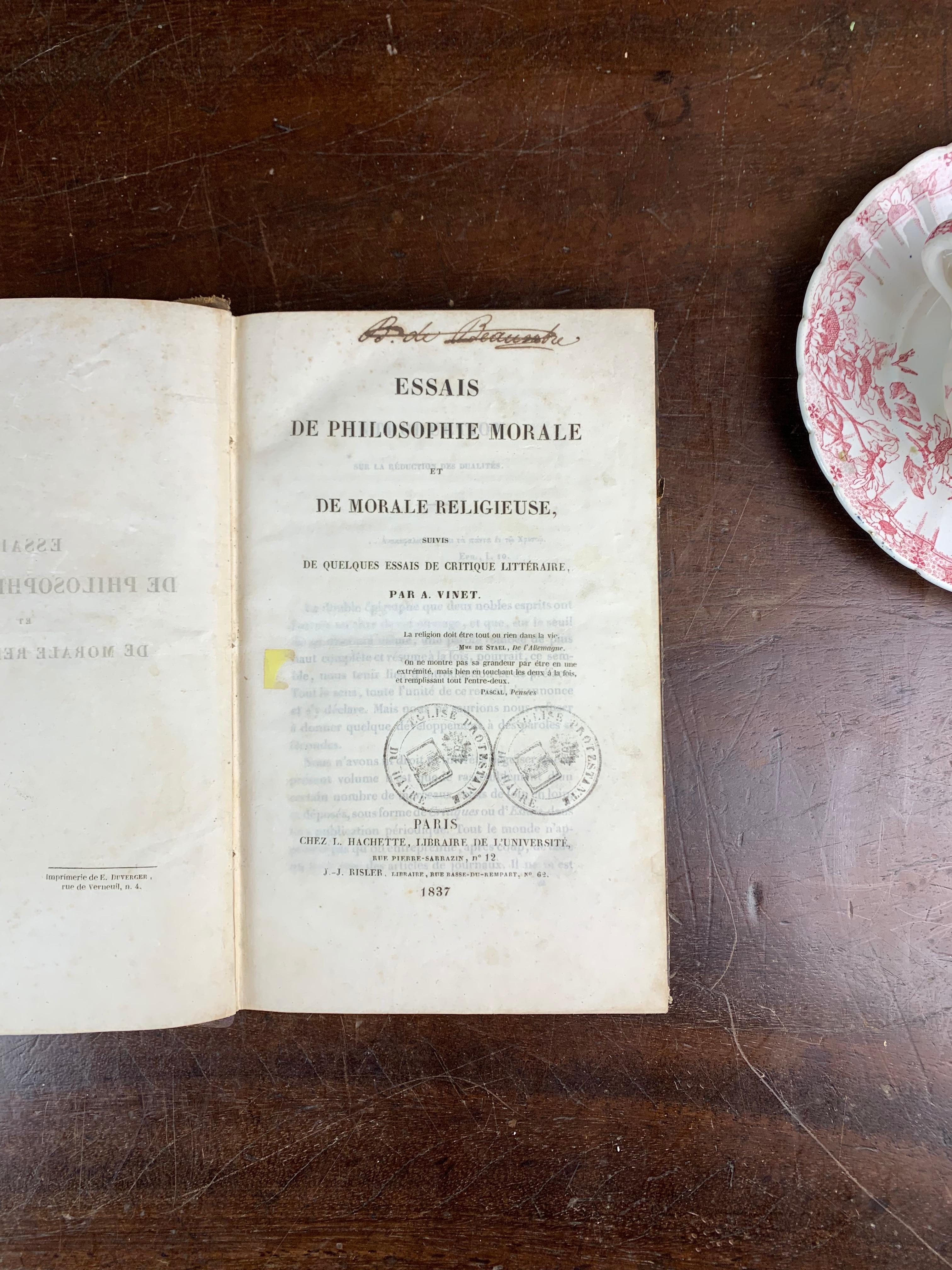 Ensemble de livres anciens datant du XIXe siècle. D'une ancienne bibliothèque protestante près du Havre en France. Ces livres sont appelés par exemple 