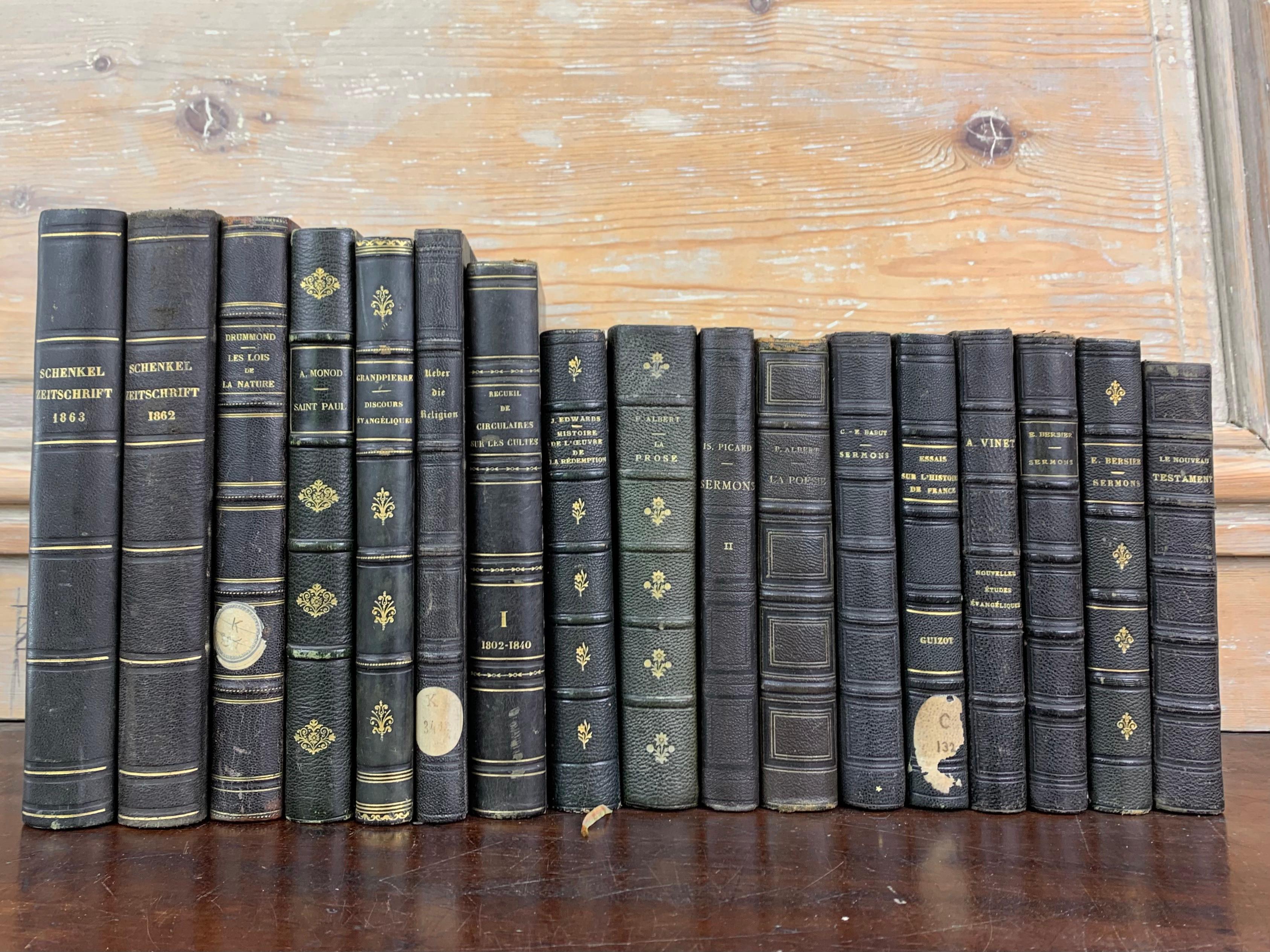 Sammlung alter religiöser Bücher aus dem 19. Jahrhundert. Aus einer alten protestantischen Bibliothek in der Nähe von Le Havre in Frankreich. Diese Bücher heißen zum Beispiel 