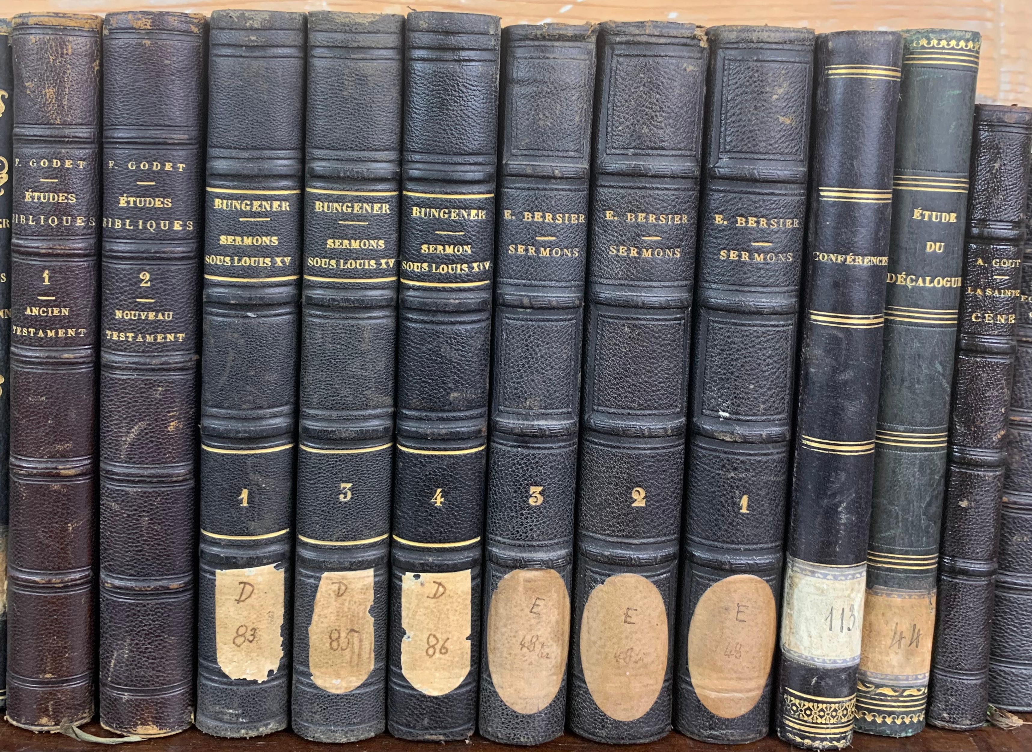 Reihe alter Bücher aus dem 19. Jahrhundert. Aus einer alten protestantischen Bibliothek in der Nähe von Le Havre in Frankreich. Diese Bücher heißen zum Beispiel 