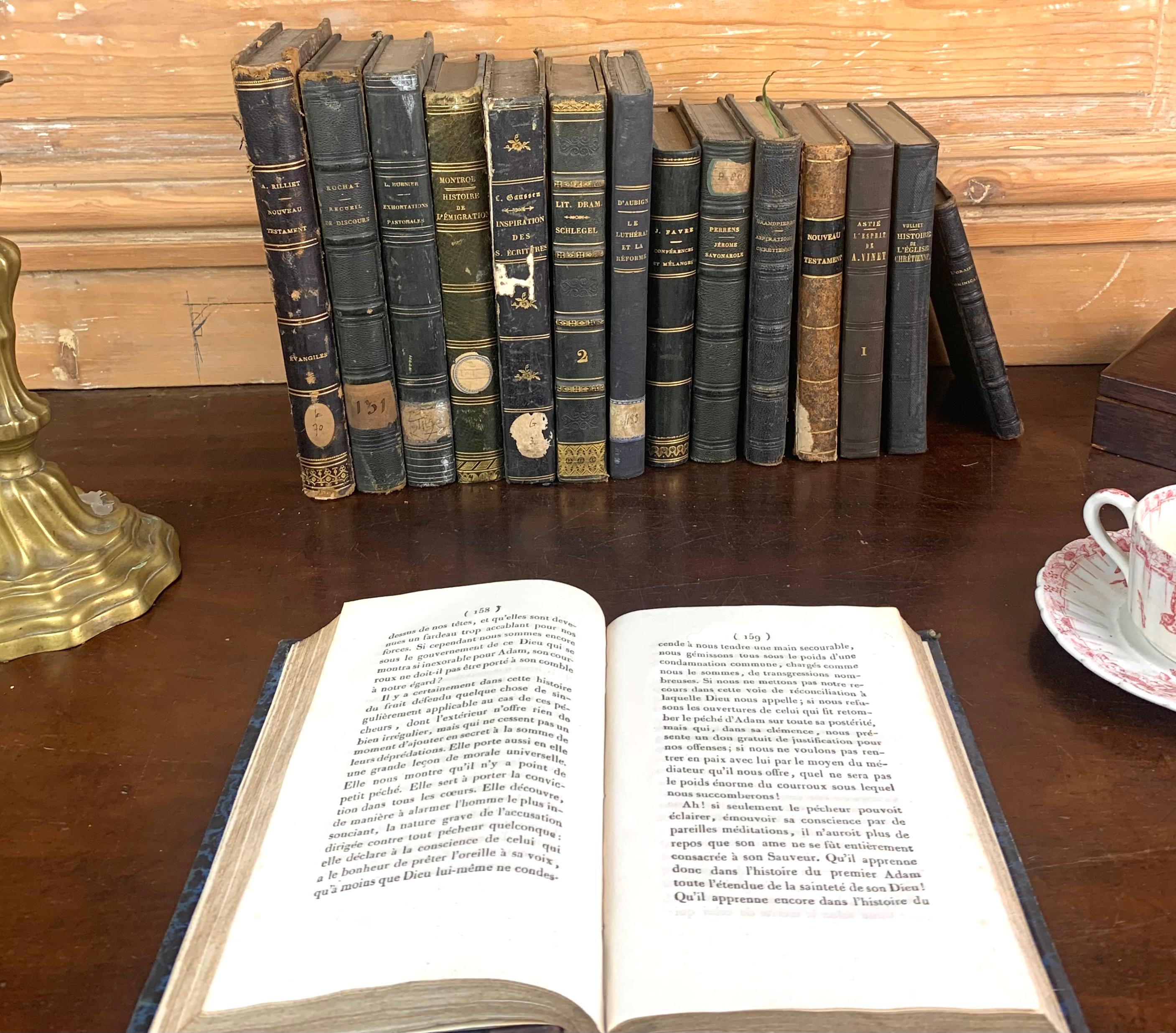 Ensemble de livres reliés anciens du XIXe siècle en vente 1