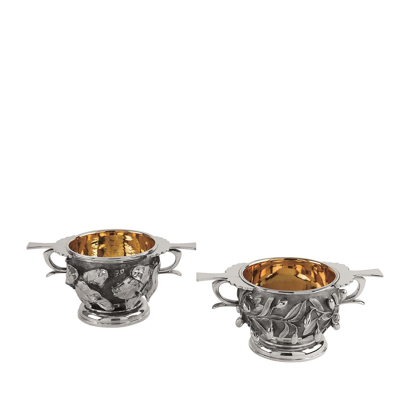 This superb set is made up of two centrepieces that can double as bowls to display small objects or a flower arrangement. They are both made entirely in silver and both feature side handles and an extractable internal bowl that has a striking golden