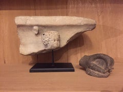 Set of one mudra hand and one roman architectural fragment