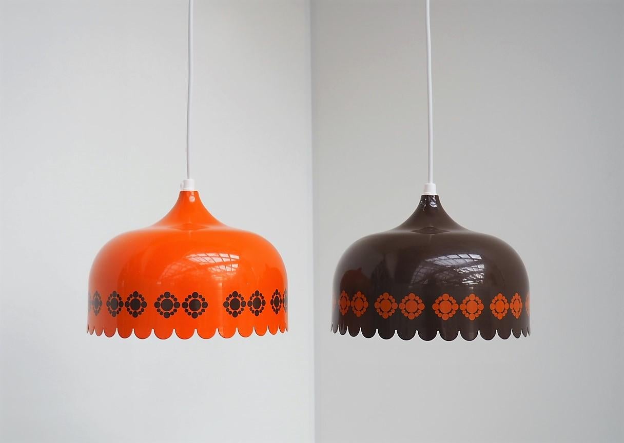 Pair of orange and brown pendants made by Kaj Franck for Danish Fog & Mørup in the 1970s.

The pendants are decorated with respectively an orange and brown pattern and both have beautiful rounded edges.

There is missing a little paint on the
