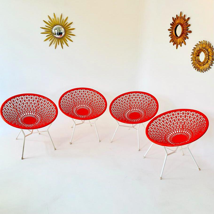 Chaises longues d'extérieur orange et blanches du milieu du siècle, Italie, années 1970.

Ce rare ensemble de mobilier d'extérieur composé de chaises 