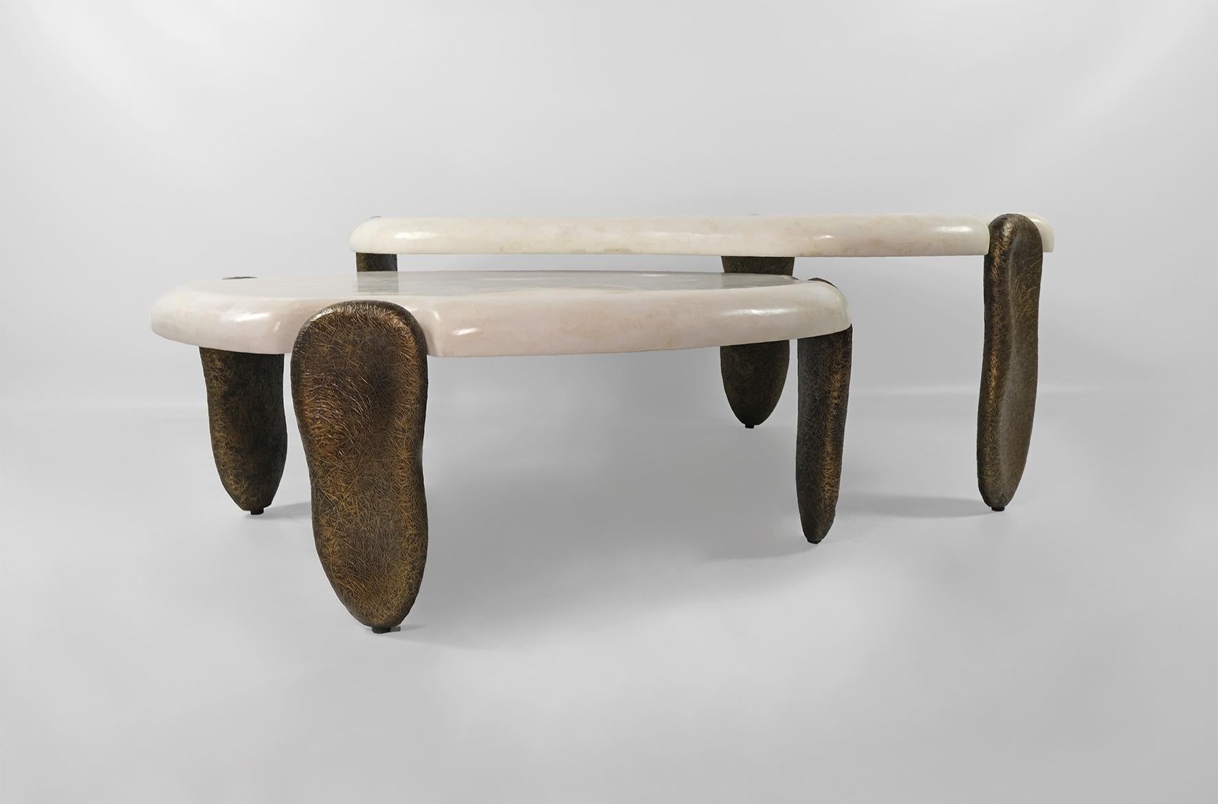 Set organischer Couchtische aus Bergkristall und Bronzeausführung von Ginger Brown (21. Jahrhundert und zeitgenössisch) im Angebot