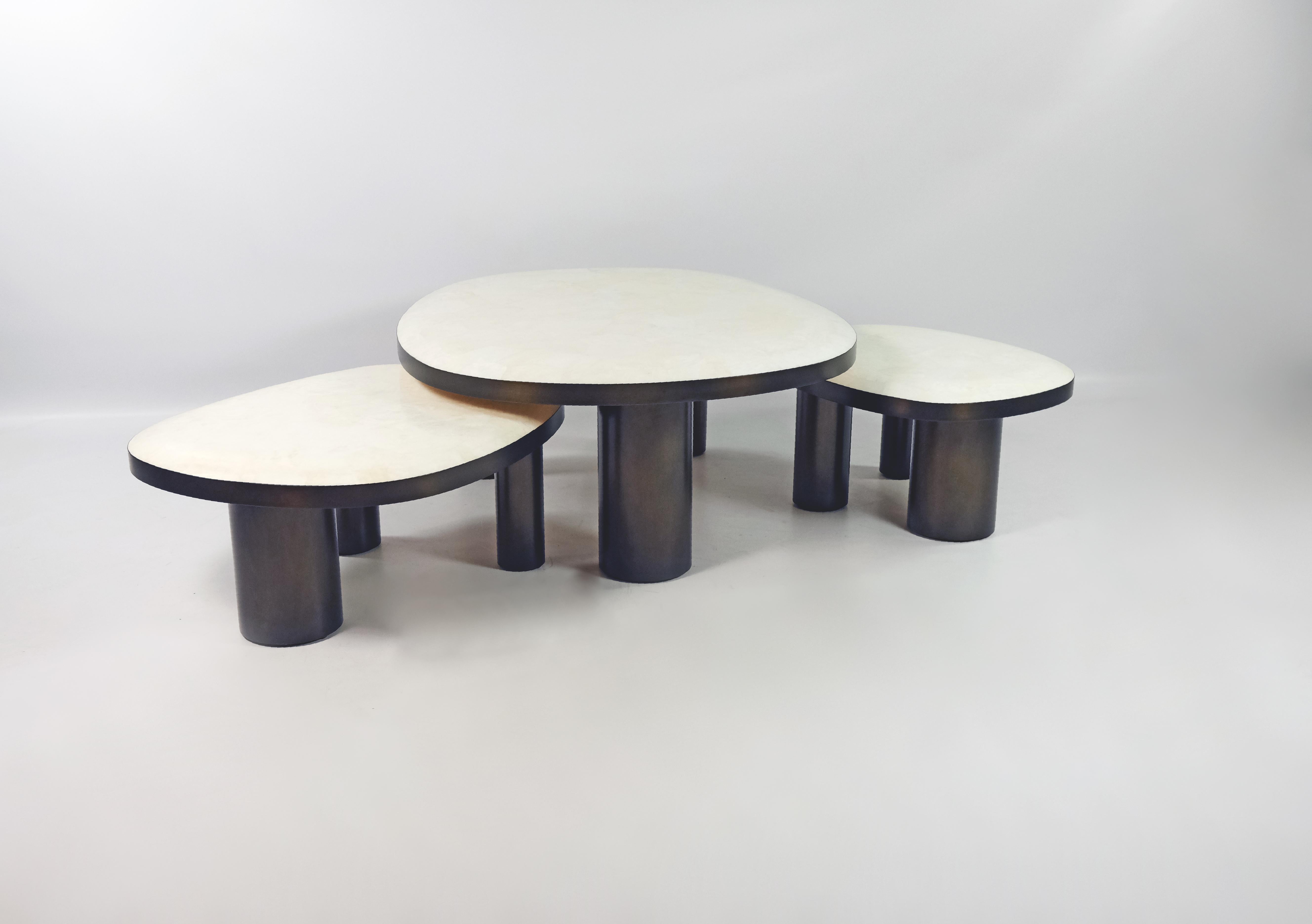 Français Ensemble de tables basses organiques en cristal de roche et finition bronzée par Ginger Brown en vente