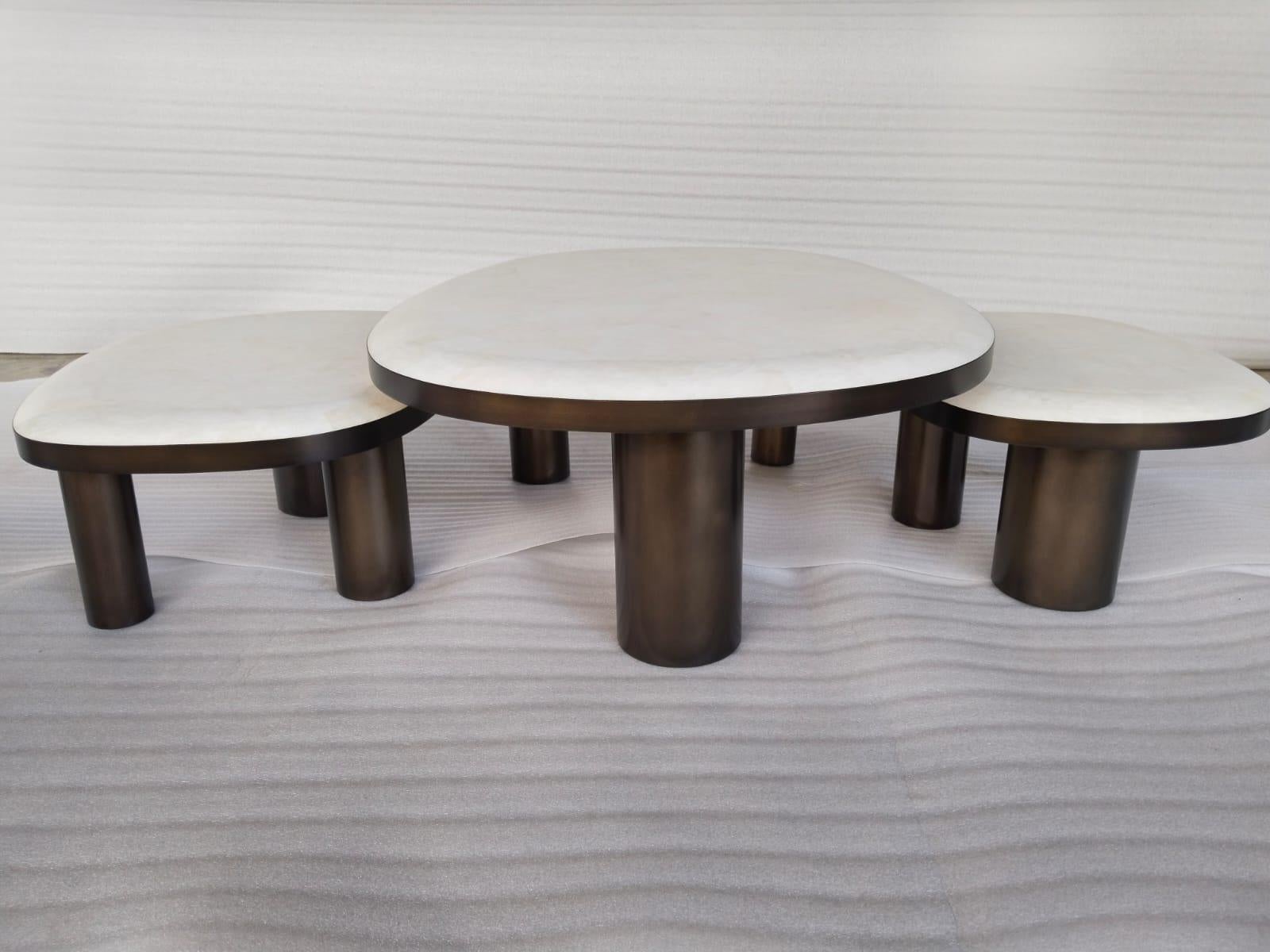 Fait main Ensemble de tables basses organiques en cristal de roche et finition bronzée par Ginger Brown en vente