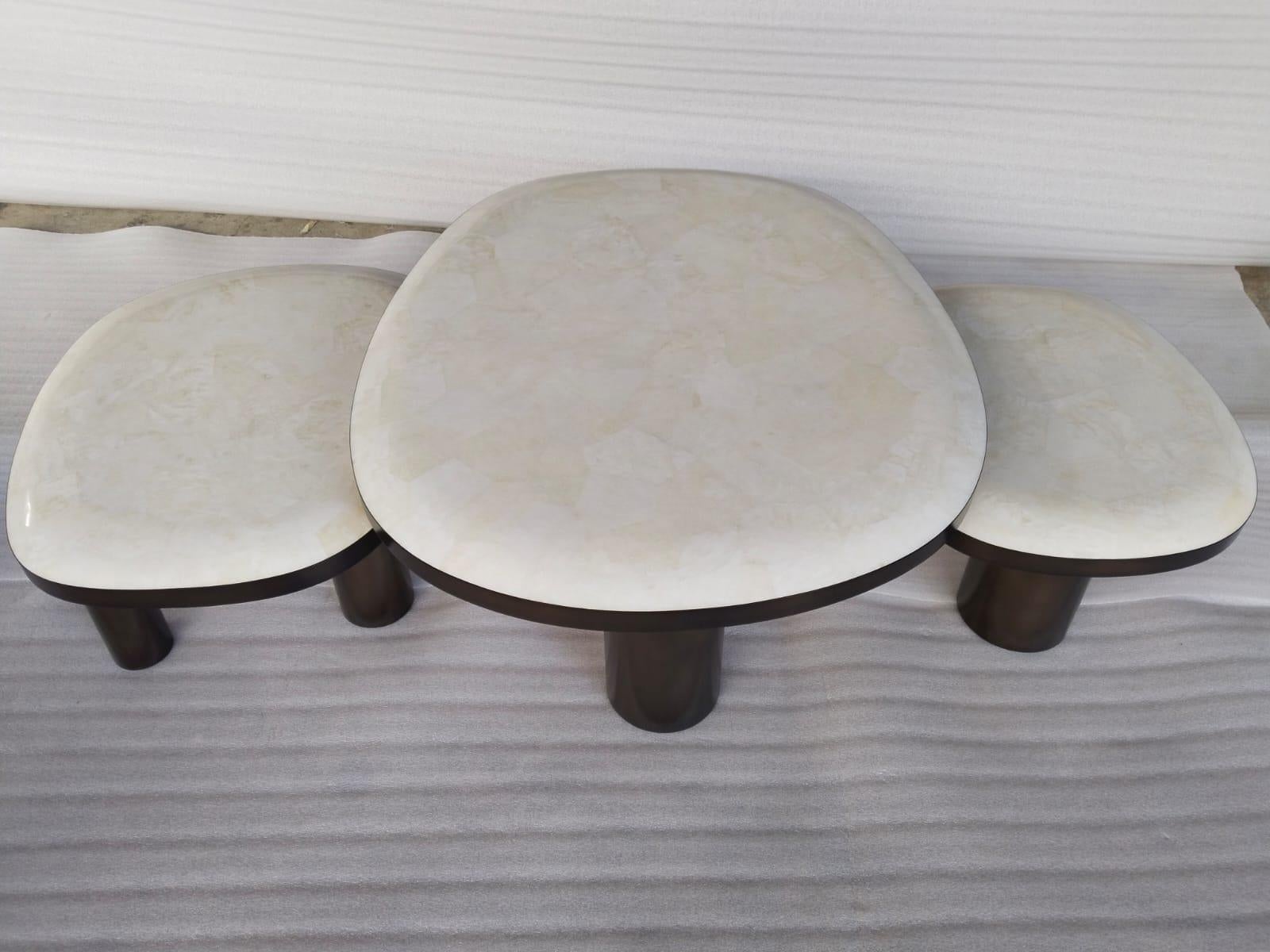 Laiton Ensemble de tables basses organiques en cristal de roche et finition bronzée par Ginger Brown en vente