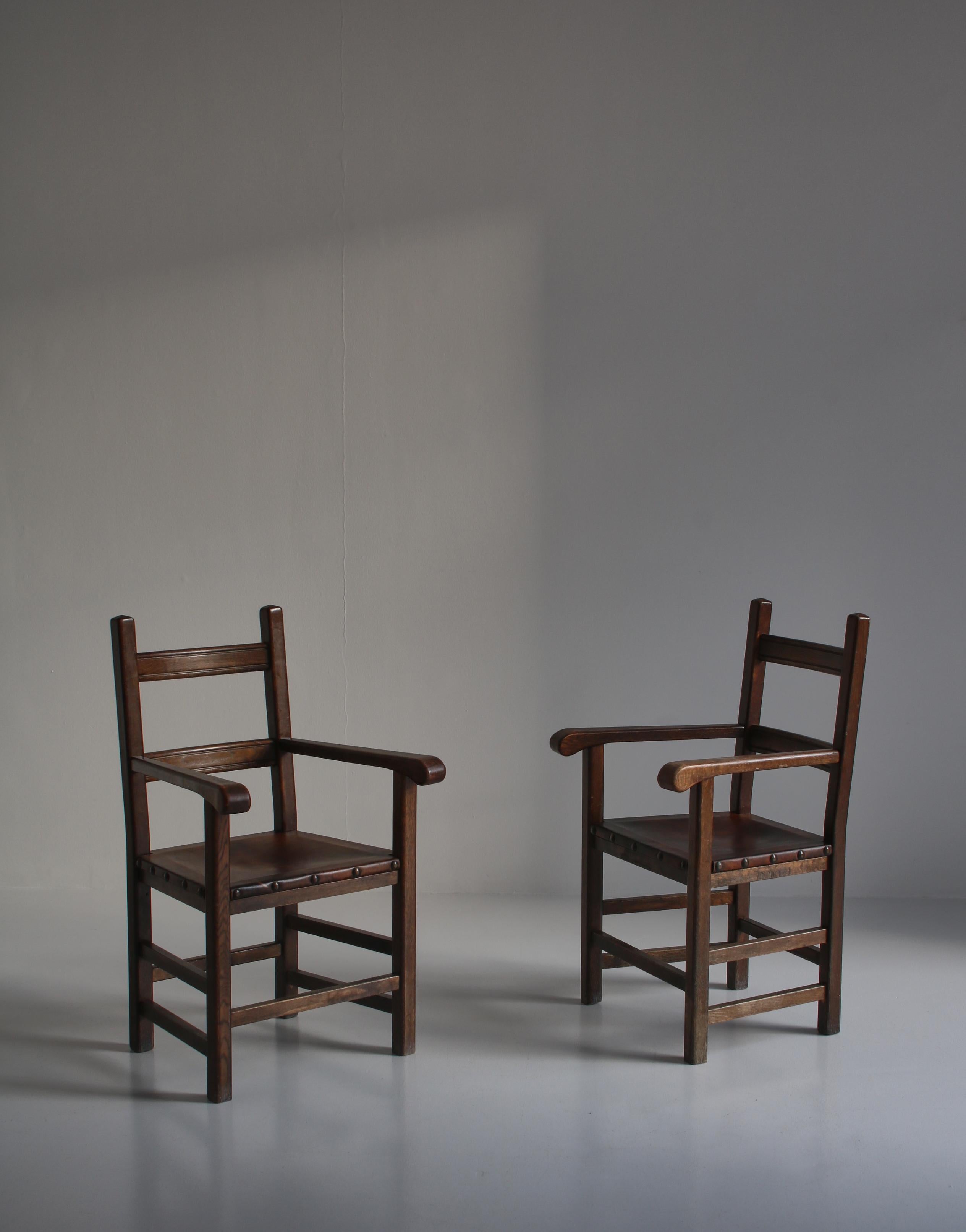 Danois Ensemble de fauteuils Arts and Crafts d'origine par l'ébéniste danois en chêne et cuir en vente