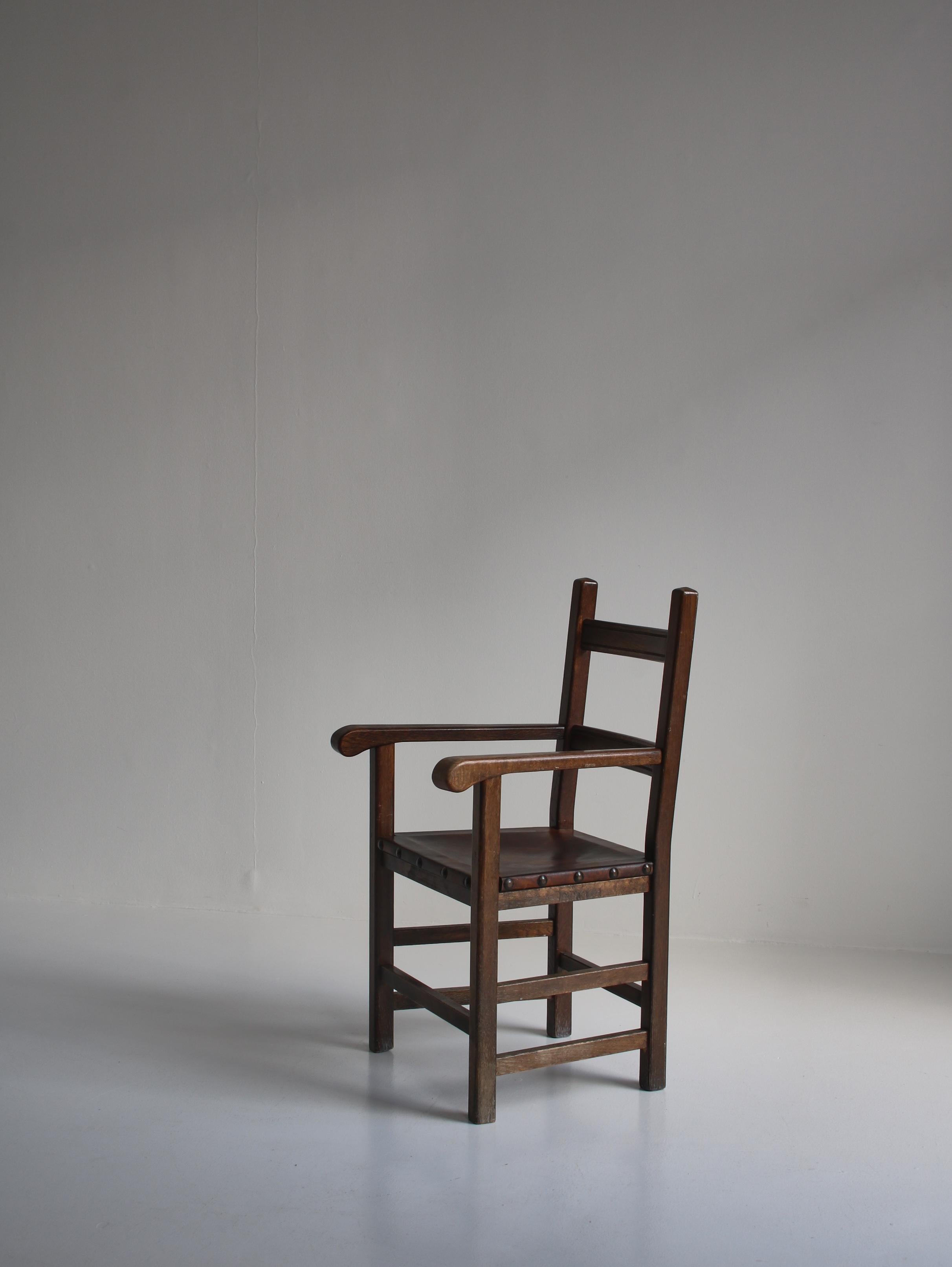 20ième siècle Ensemble de fauteuils Arts and Crafts d'origine par l'ébéniste danois en chêne et cuir en vente