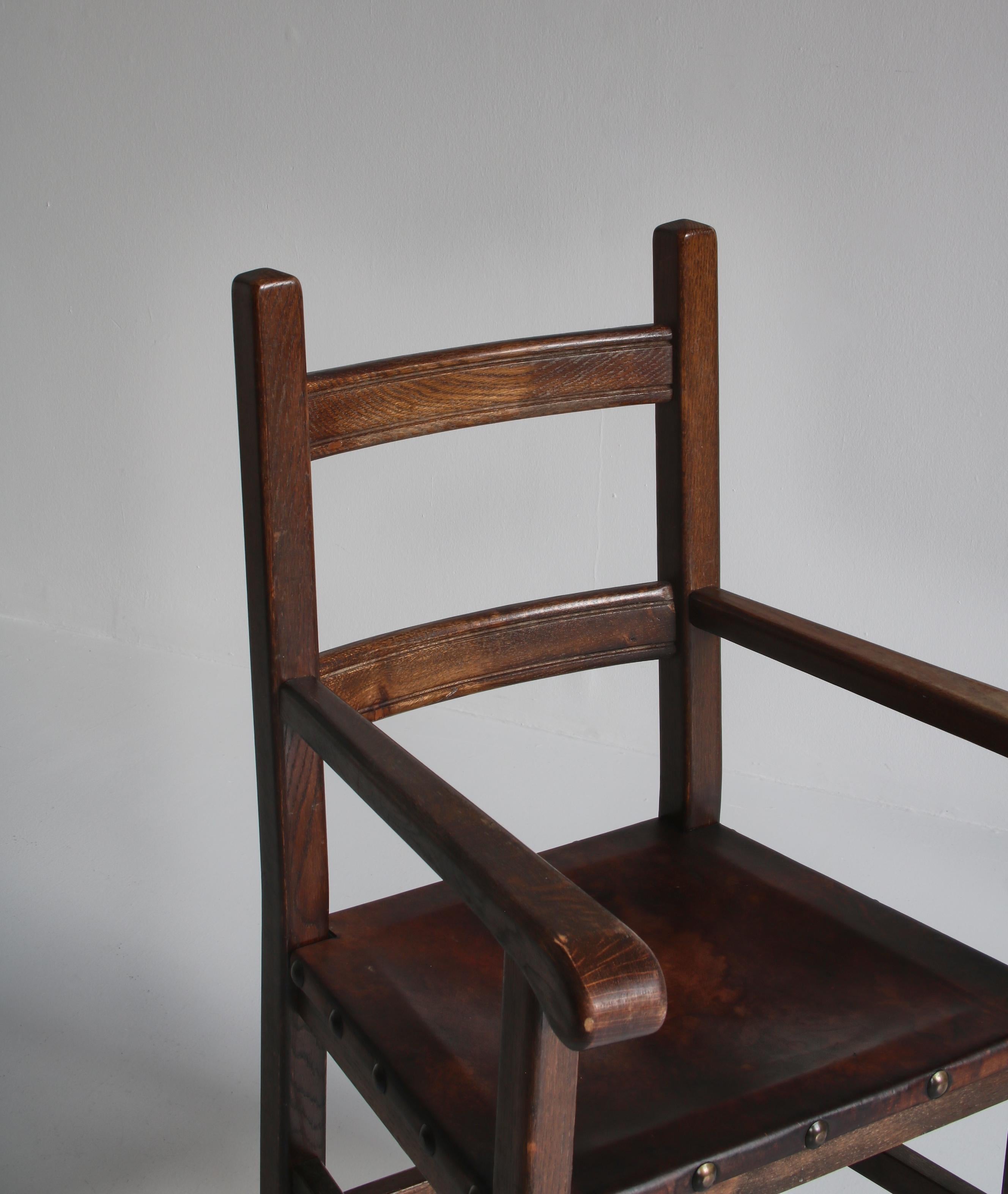 Cuir Ensemble de fauteuils Arts and Crafts d'origine par l'ébéniste danois en chêne et cuir en vente