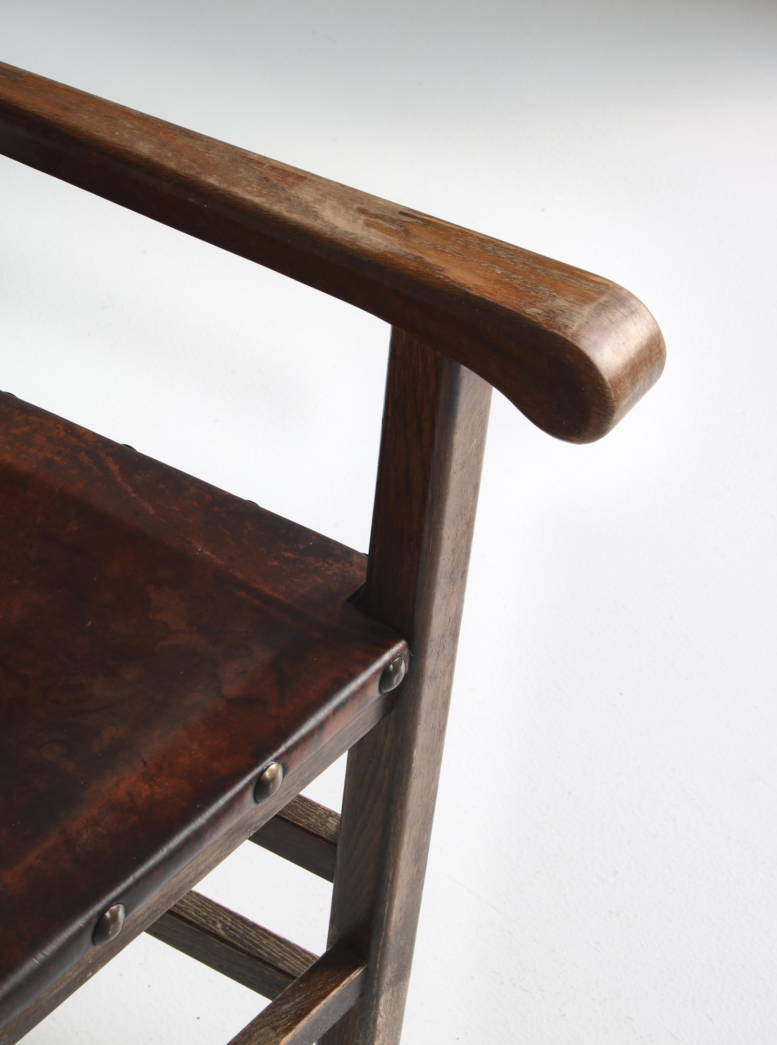 Ensemble de fauteuils Arts and Crafts d'origine par l'ébéniste danois en chêne et cuir en vente 1