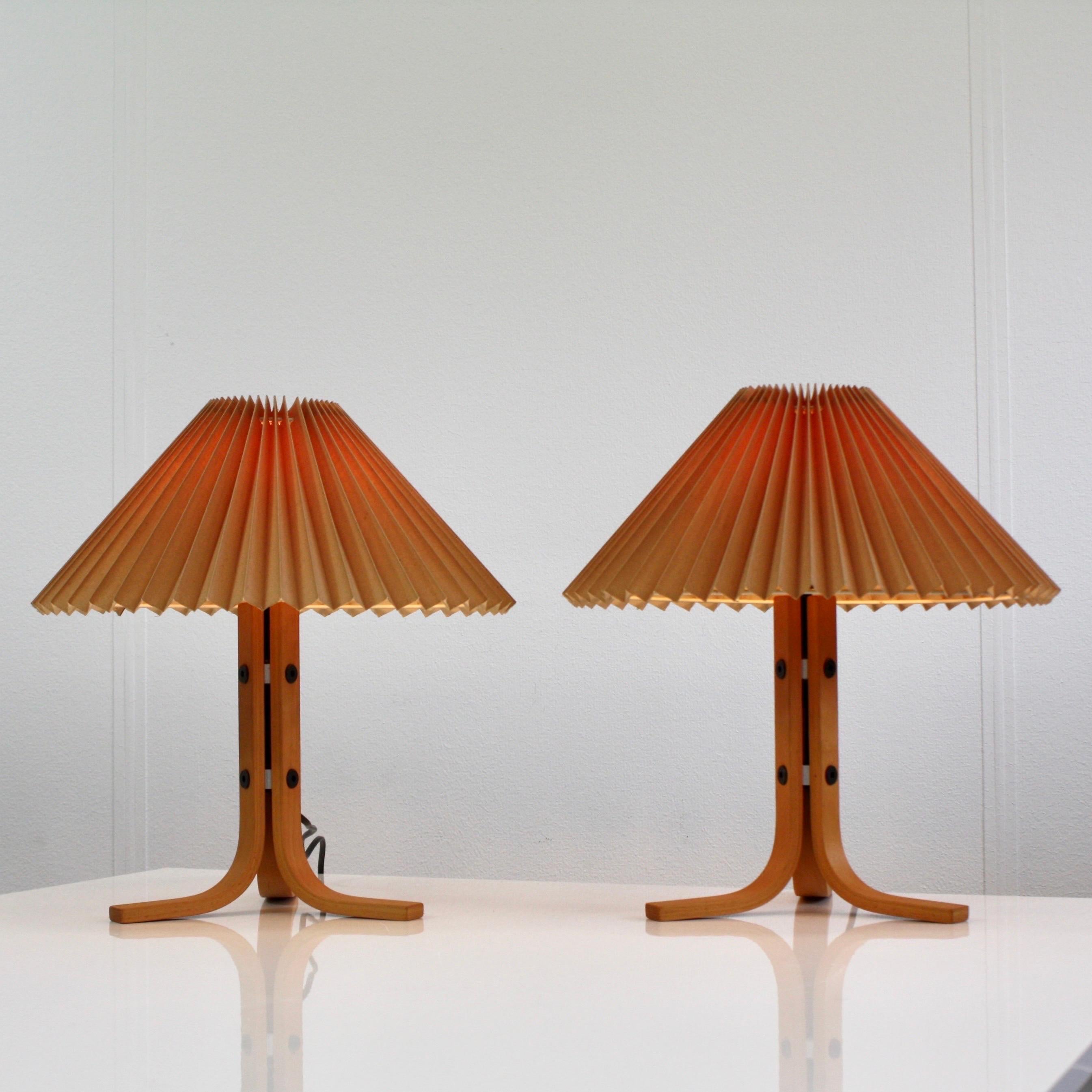 A rare pair of tripod desk lamps by Mads Caprani for Caprani Light in excellent vintage condition. 

* A set of bend veneer tripod desk lamps with a pleated fabric shade
* Designer: Mads Caprani
* Model: 225
* Manufacturer: Caprani Light A/S Denmark
