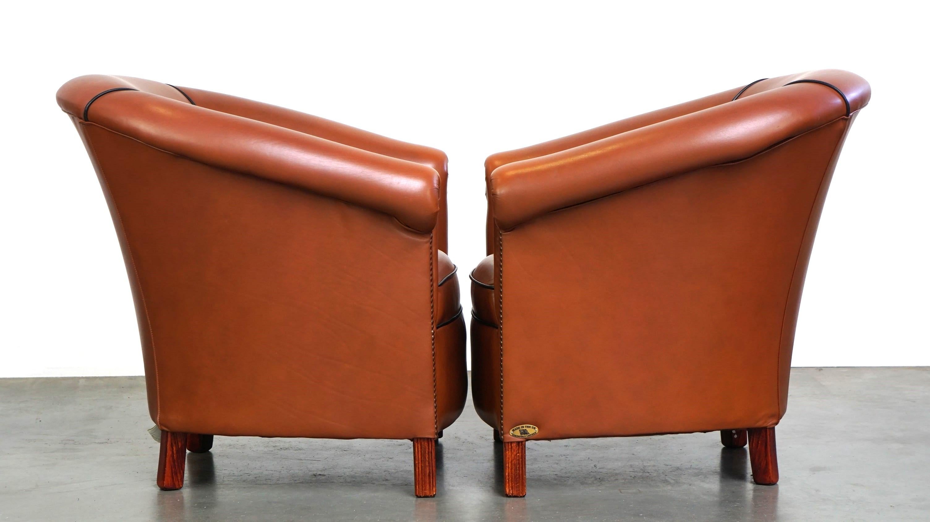 Disponible : Ensemble de chaises club Springvale anglaises originales faites à la main en bon état
Ce charmant ensemble de fauteuils club Springvale anglais d'origine dégage de la chaleur grâce à ses belles couleurs et à son exécution de haute