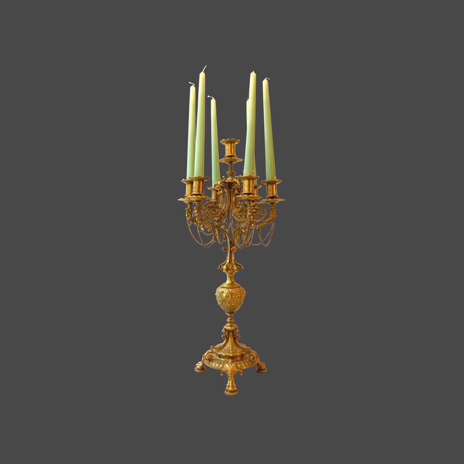 Néo-gothique Ensemble de chandeliers d'origine de style Louis Seize avec bougeoirs historiques en vente