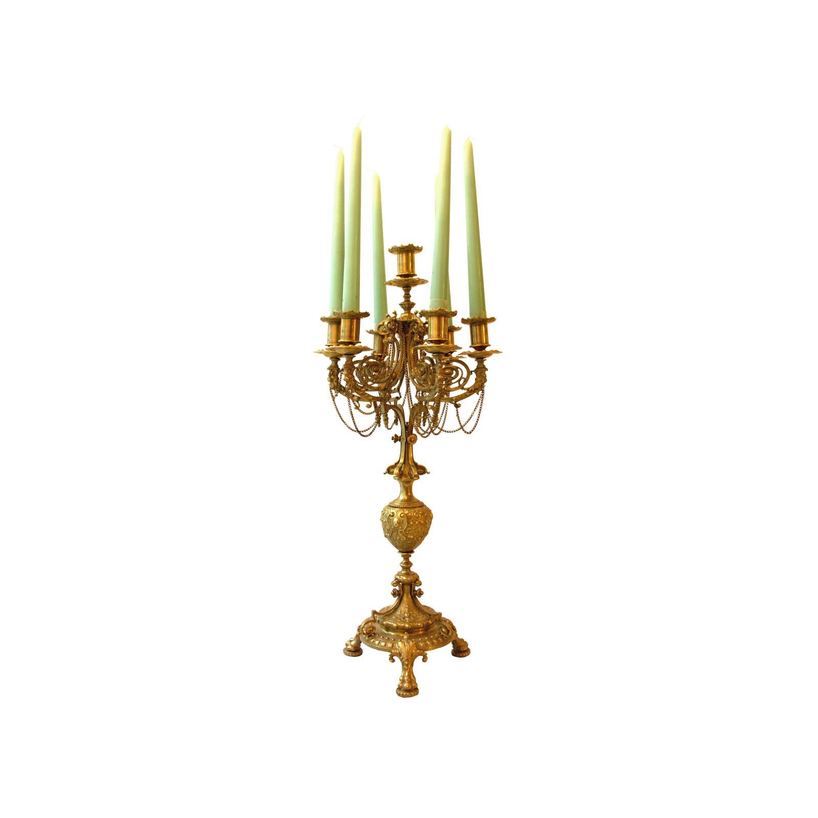 Historistische Kerzenständer reich graviert und verziert zwei Stücke im Louis Seize Stil
Guilded Bronze.