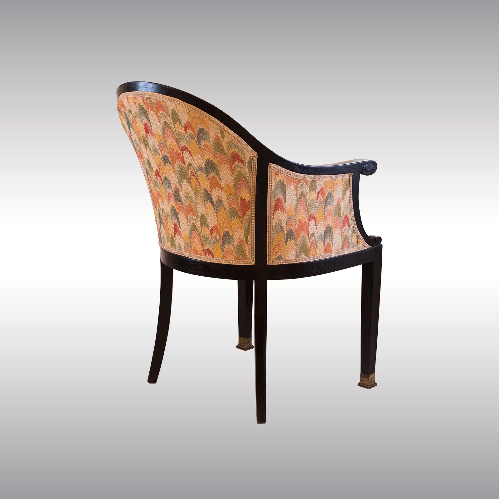 Chaises très élégantes et confortables attribuées à Josef Hoffmann ou Otto Prutscher. A été rénové depuis un certain temps, le tissu est en partie taché. Peut être vendu séparément.

