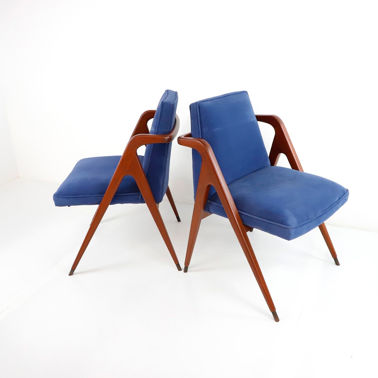 Circa 1960, we offer this Set of 4 Original Midcentury Mexican Chairs designed by Eugenio Escudero for D’Escudero, S.A. This stunning chairs features a fantastic mahogany wood frame with sculptural, clean lines. The scissor-shaped tapered legs are