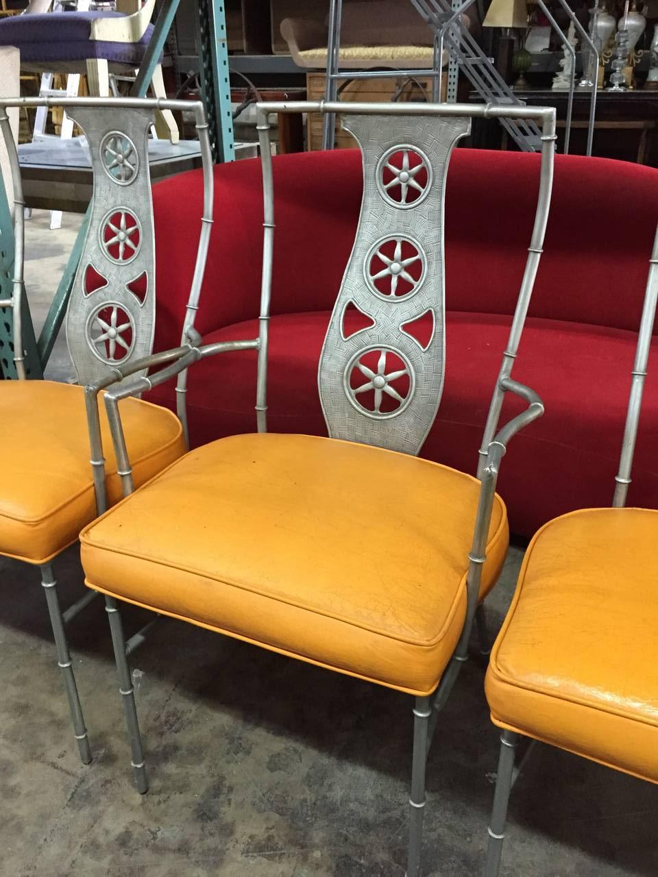 Un incredibile ed elegante set di quattro (4) sedie con struttura in alluminio TUTTE ORIGINALI di John Salterini, Brooklyn, circa 1960.   Queste sedie sono state prodotte in origine e quindi mostrano tutti i bellissimi dettagli dell'incisione sugli