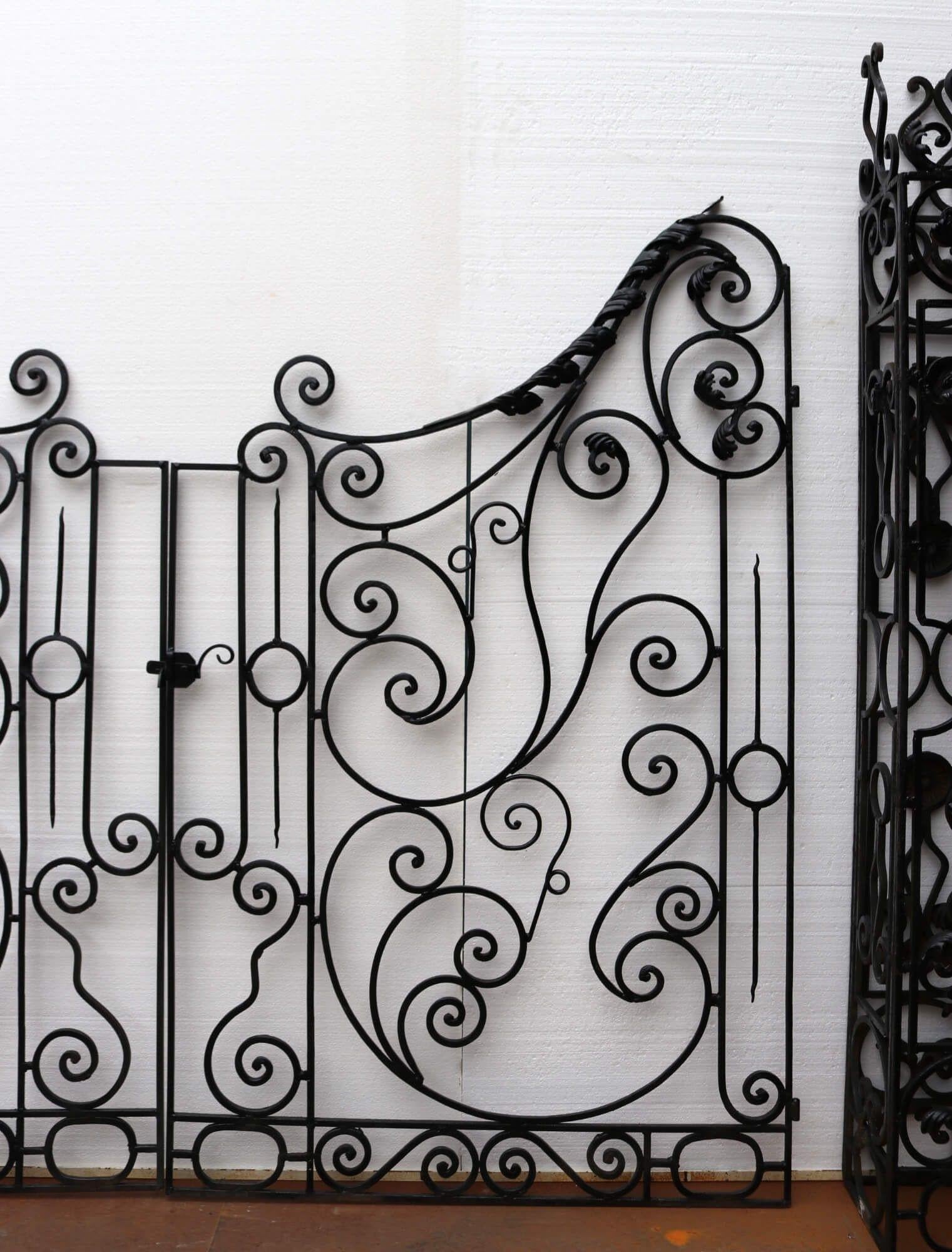 English Set of Ornate Wrought Iron Driveway Gates and Posts 288 cm (9’5”) For Sale