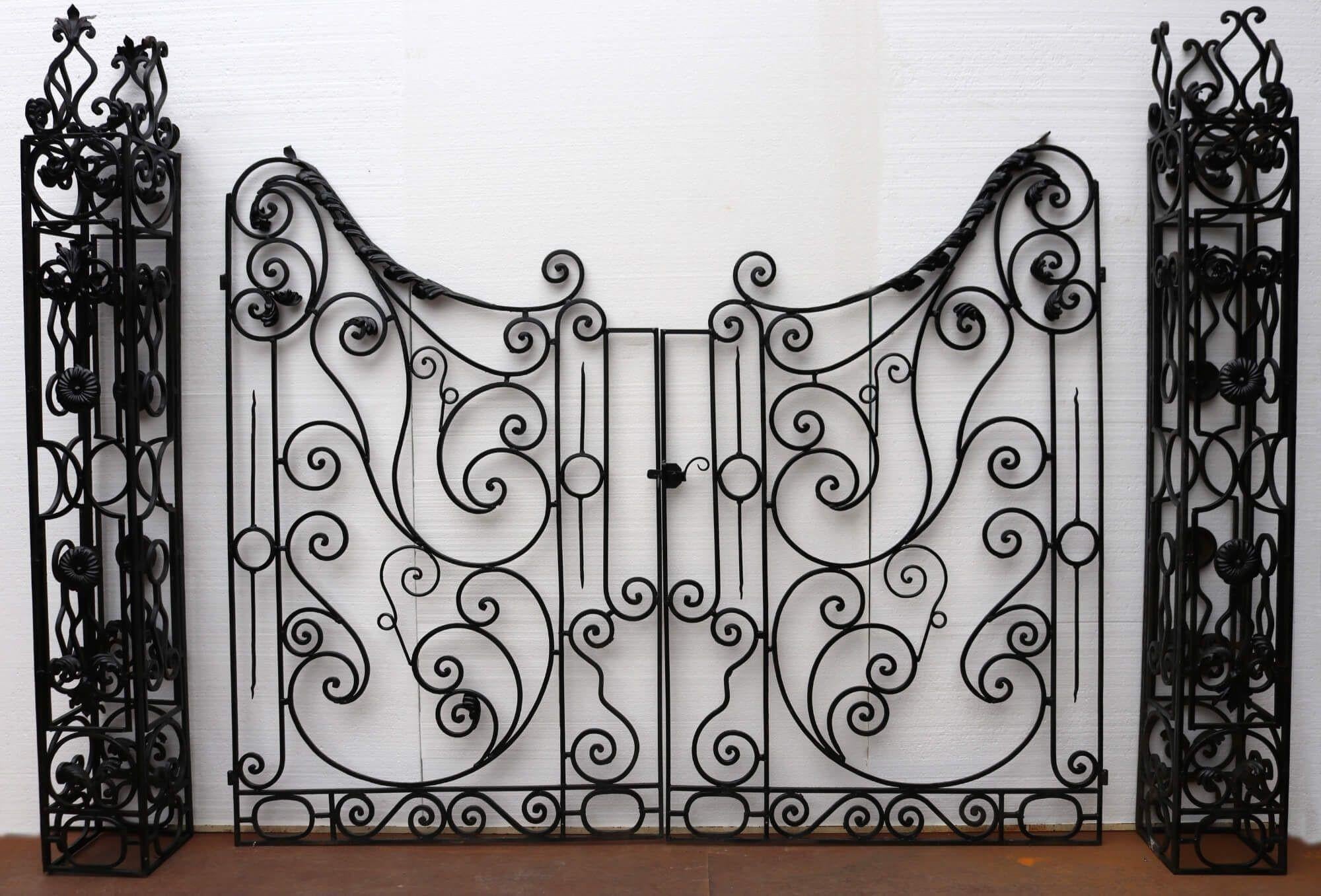 Set of Ornate Wrought Iron Driveway Gates and Posts 288 cm (9’5”) In Fair Condition For Sale In Wormelow, Herefordshire