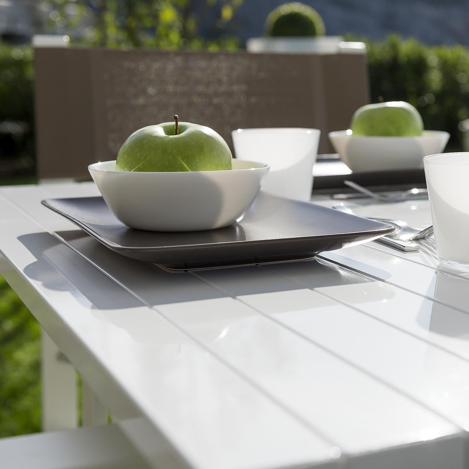 Set aus klappbaren weißen Lunch Break-Sesseln und Tisch für den Außenbereich, hergestellt in Italien (Italienisch) im Angebot