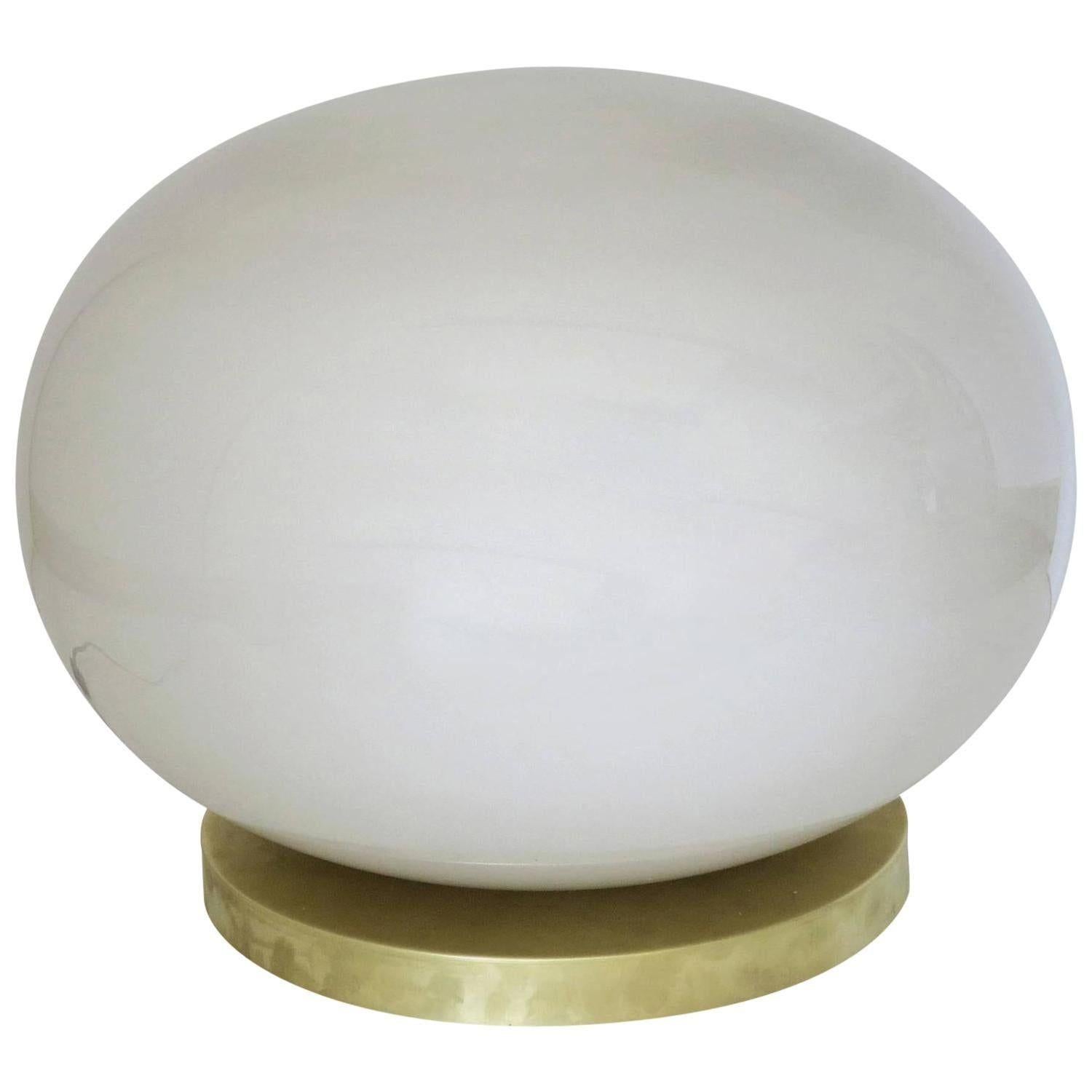 Juego de lámparas de pie vintage italianas de gran tamaño, con un globo de cristal de Murano esmerilado y brillante, montado sobre una base de latón macizo sin lacar. Fabricado en Italia, c. 1960.
Dimensiones:
19 