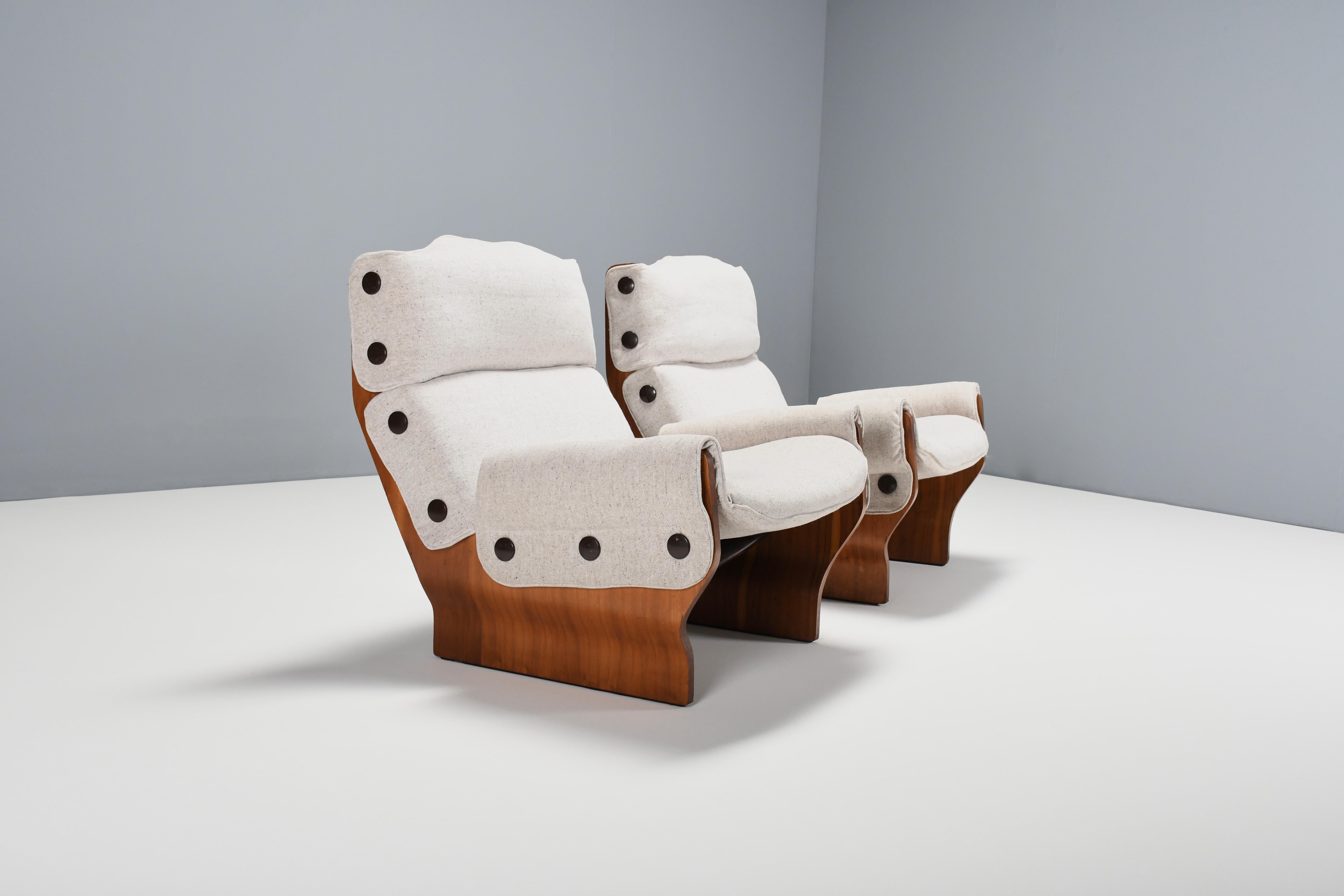 Set of beautiful P110 lounge chairs in very good condition.

Designed by Osvaldo Borsani in 1965 

Produced by Tecno, Italy

These chairs are extremely comfortable with a curved wooden frame and soft cushions.

The cushions are reupholstered in a