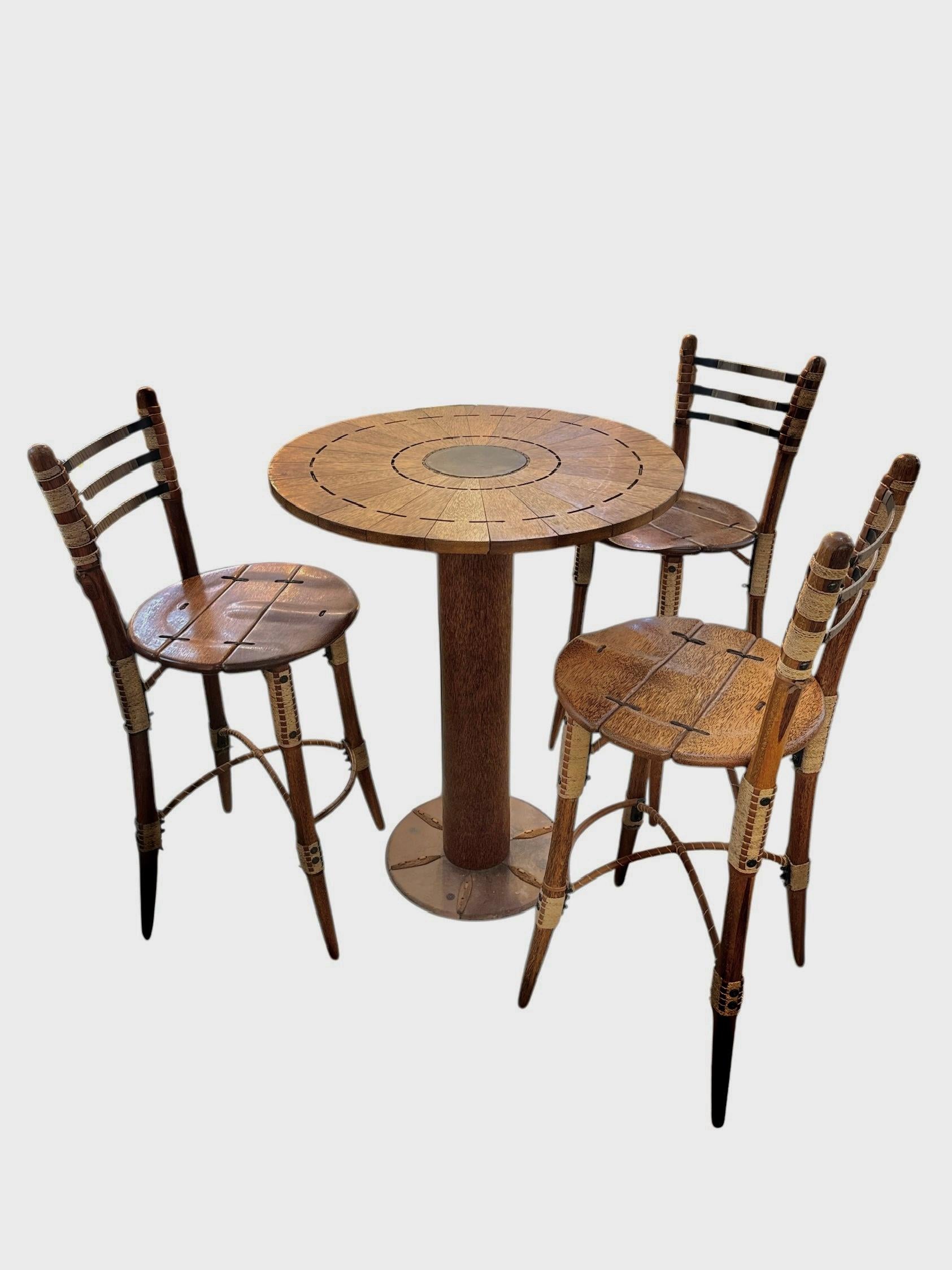 Élevez votre espace avec ce remarquable ensemble de tabouret de bar et de salle à manger Pacific Green, composé de trois chaises sculpturales à haut dossier et d'une table assortie. Fabriqué à partir de Palmwood®, un bois écologique, et enveloppé