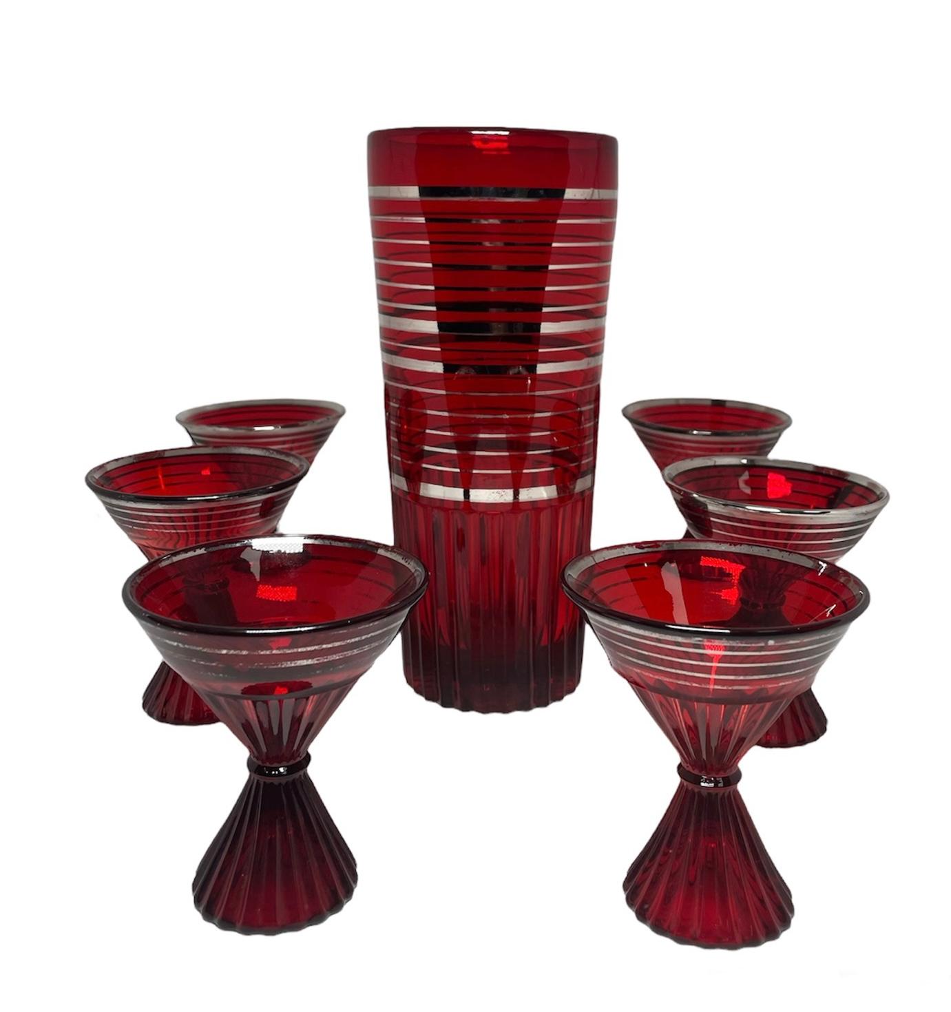Américain Ensemble de shaker et de verres à cocktail en verre rouge rubis Paden City en vente