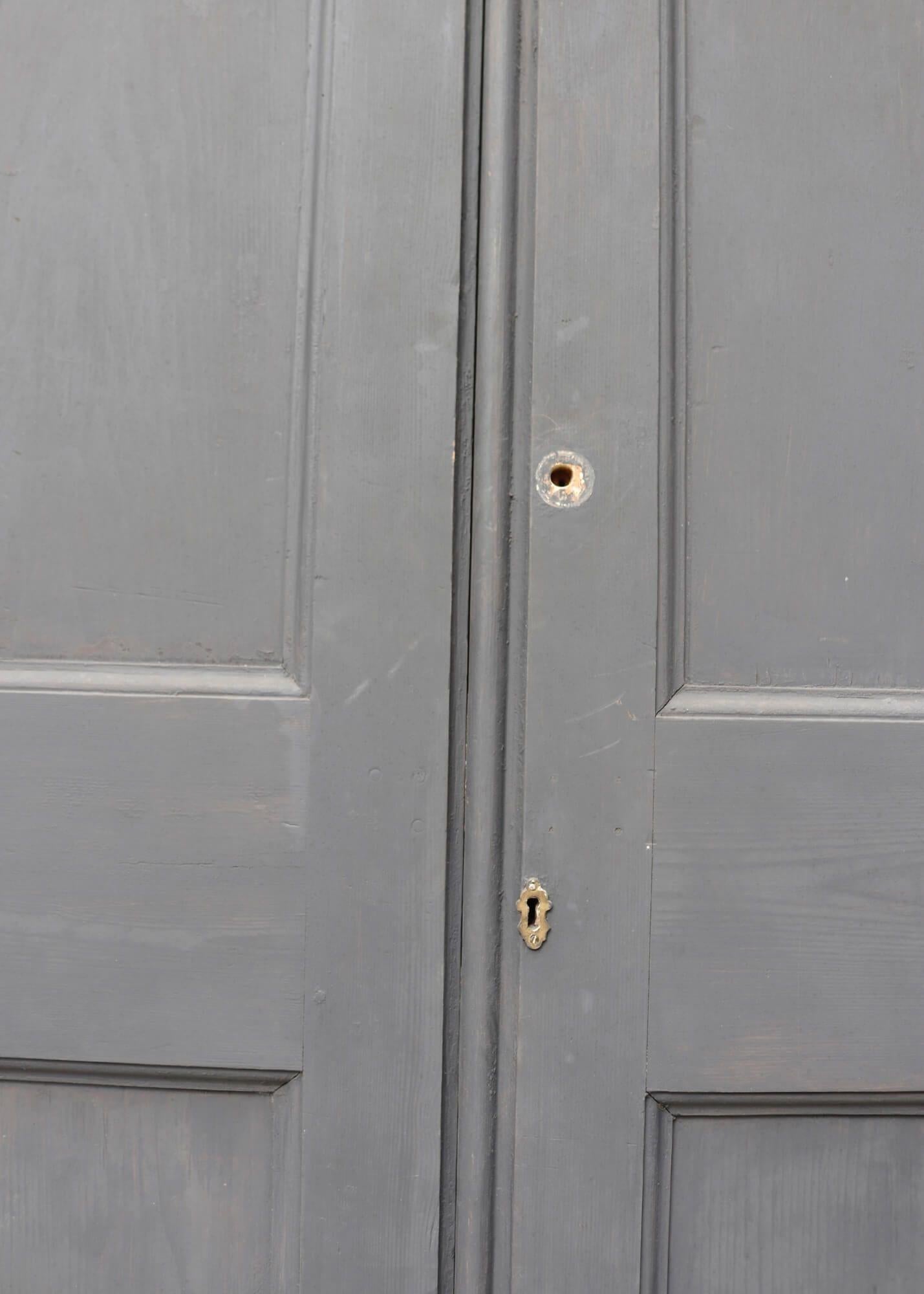 Juego de Puertas de Armario Victoriano de Pino Pintado Recuperado en Bastante bueno estado para la venta en Wormelow, Herefordshire