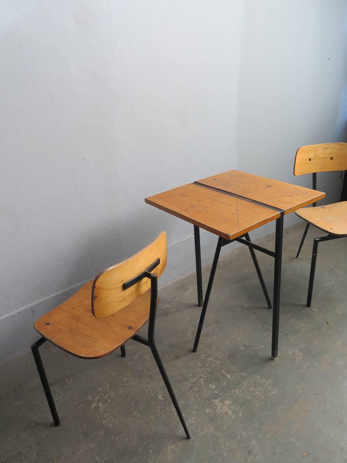 Set of Pair of Three-Leg Chairs and Bistro Table In Fair Condition For Sale In Porto, PT