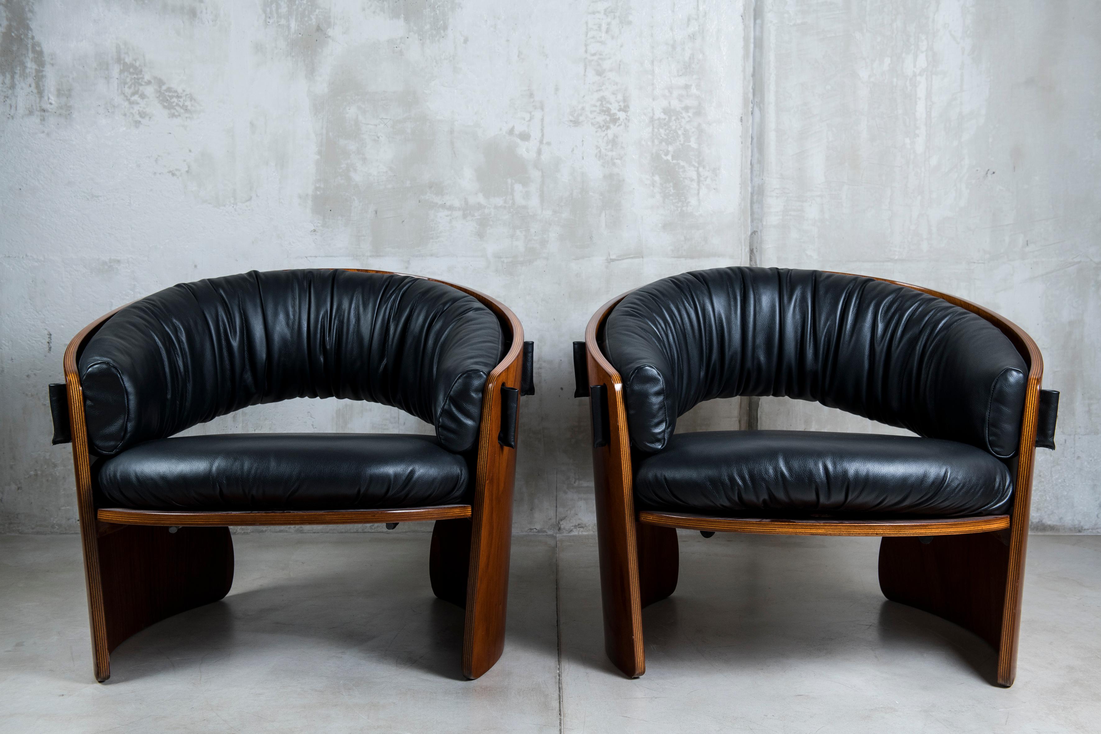 Set of pair of wood and leather armchairs with coffee table. Designed by Ricardo Blanco, 1969 for Stilka. Argentina.

Ricardo Blanco (1940-2017)

1940 was born in Buenos Aires.
1963 attends the seminary of Tomás Maldonado.
1966 wins the First UTN