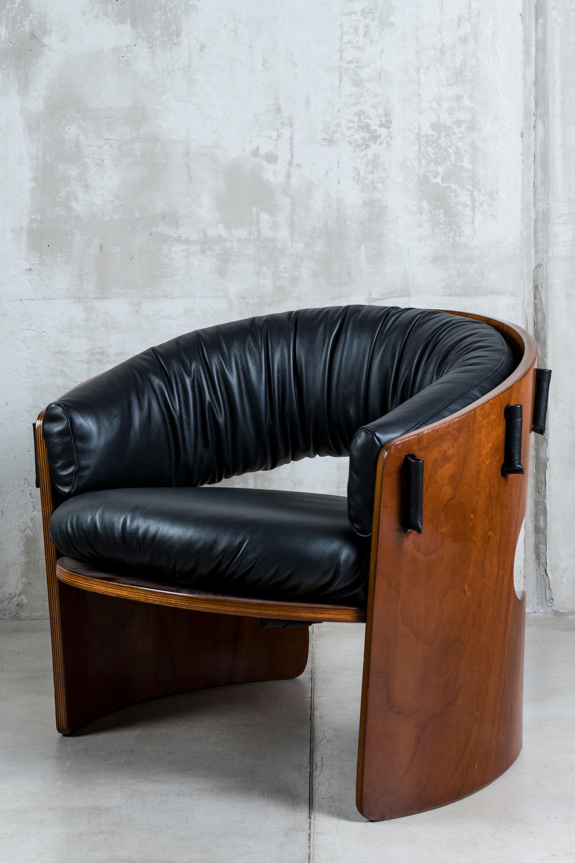 Set of Pair of Wood and Leather Armchairs with Coffee Table by Ricardo Blanco In Good Condition In Buenos Aires, Buenos Aires